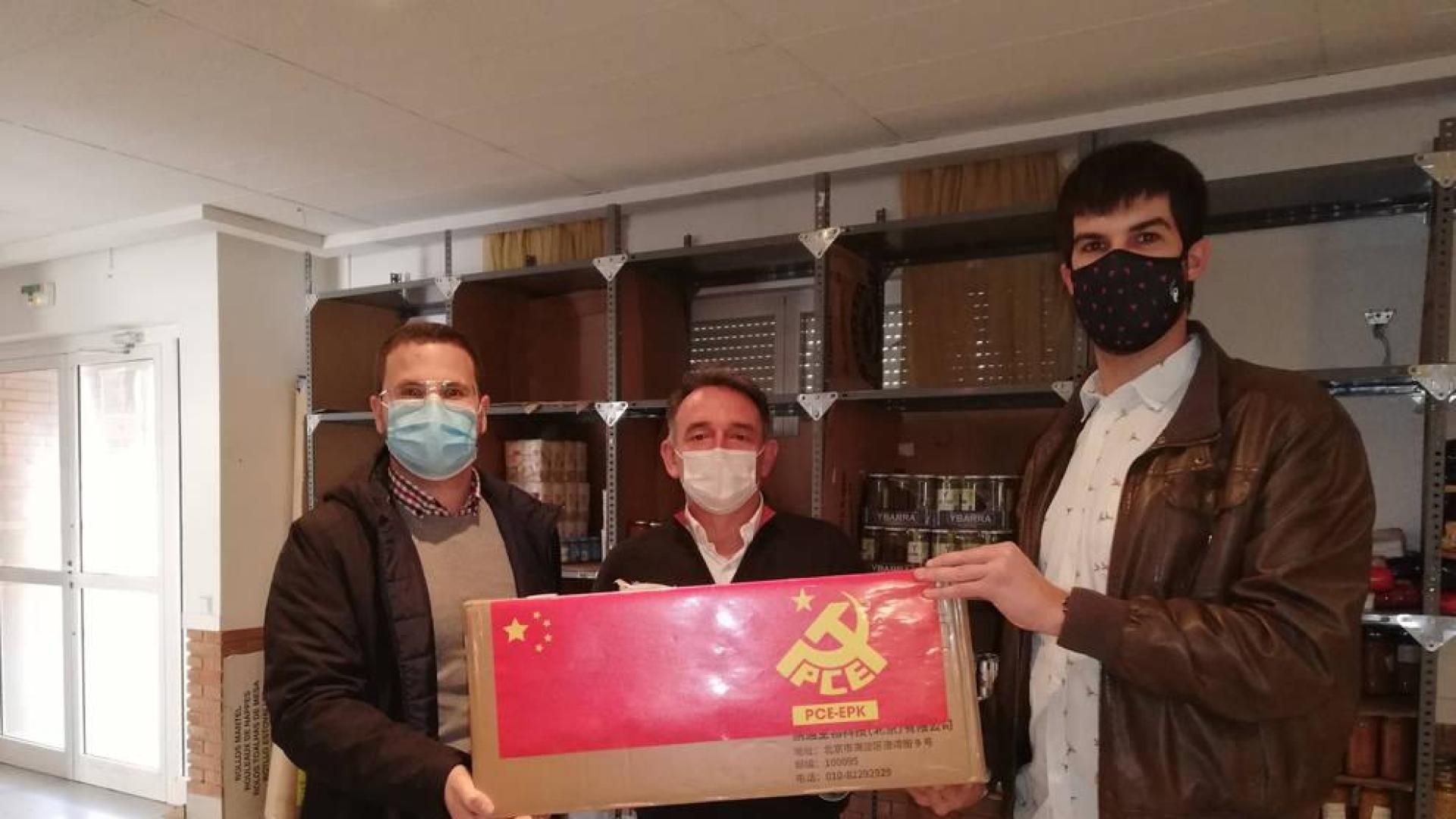 Momento de la entrega de las mascarillas.