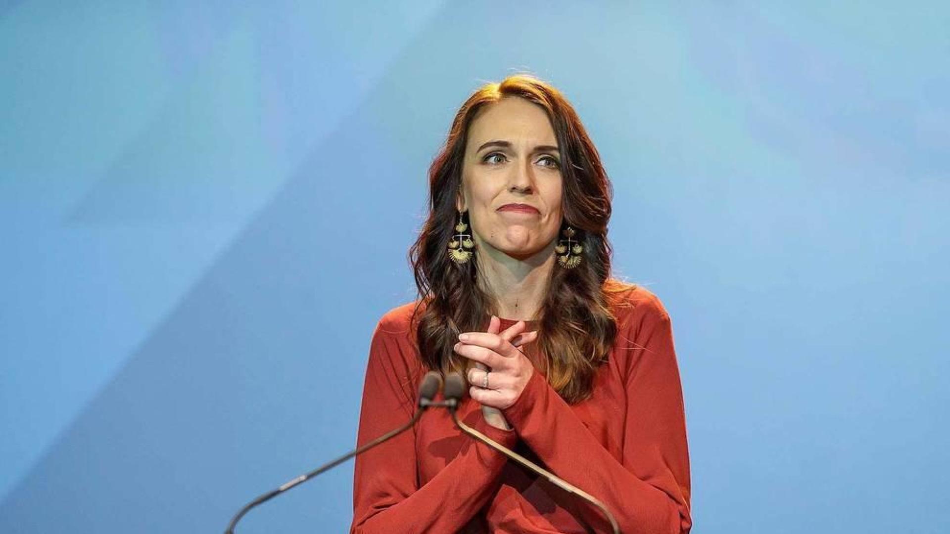 La primera ministra Jacinda Ardern se dirige a sus seguidores tras ganar las elecciones en Nueva Zelanda.