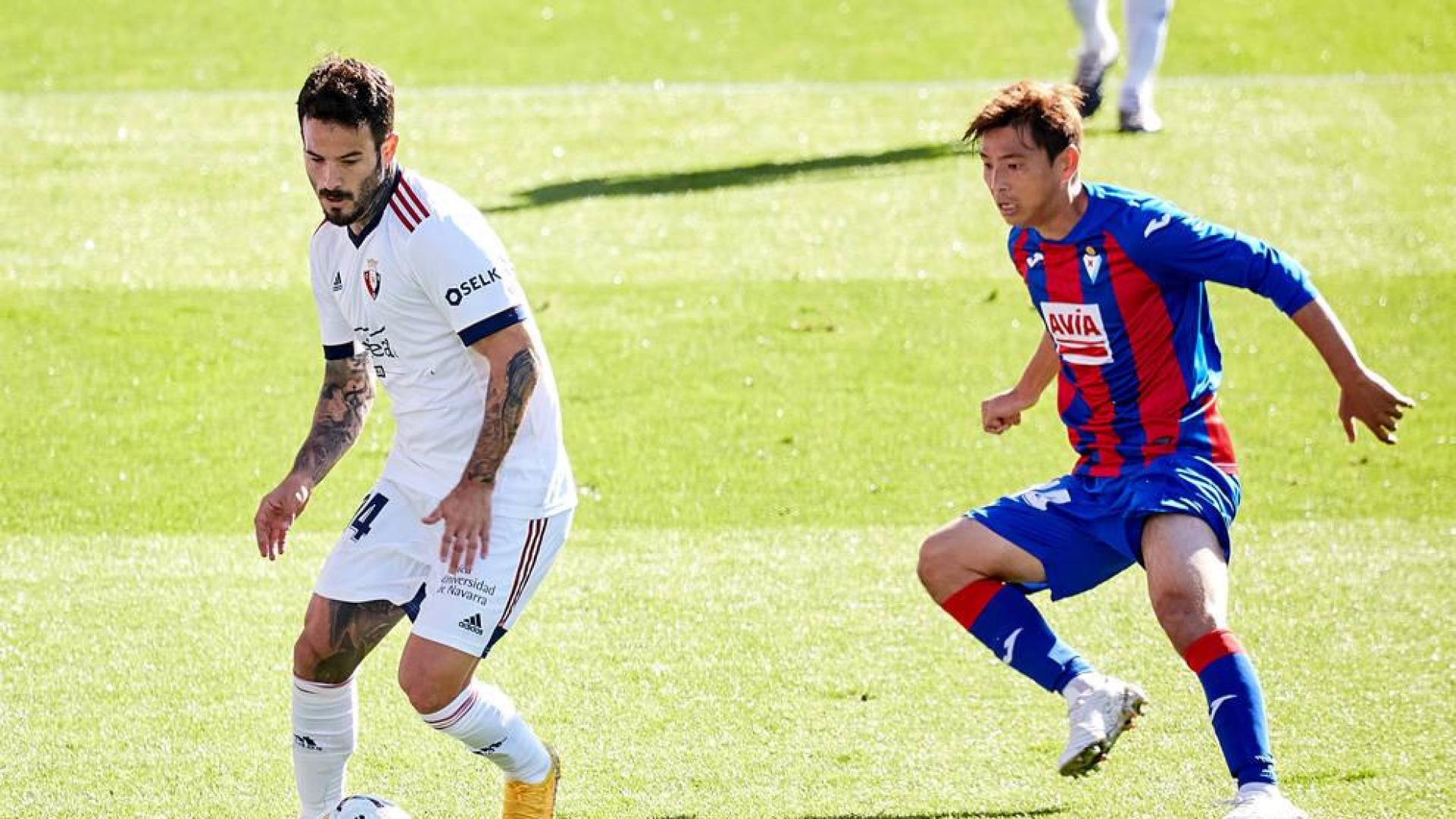 Rubén García y Takashi Inui, en el partido disputado en Ipurua.
