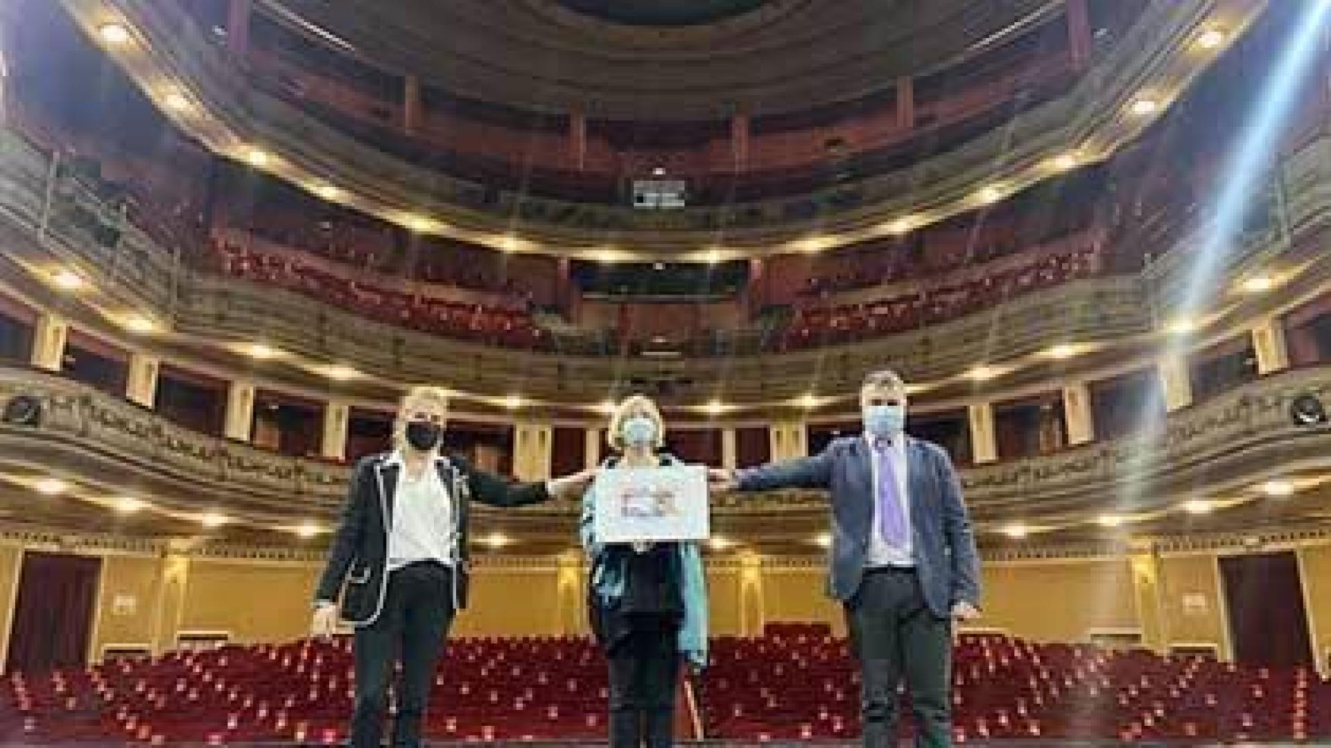 Valentín Fortún, delegado territorial de la ONCE; Pilar Herrero, presidenta del consejo territorial; y Gregoria Navarro de Luis, directora de la entidad, han presentado este cupón.