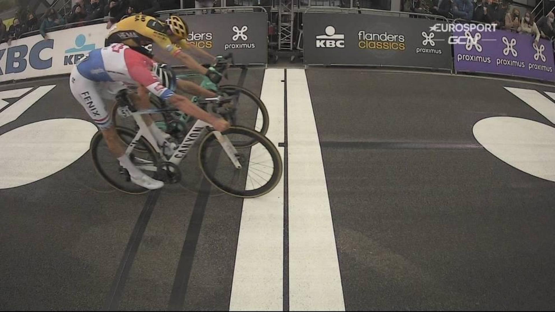 Van der Poel gana a Van Aert el mano a mano por el Tour de Flandes