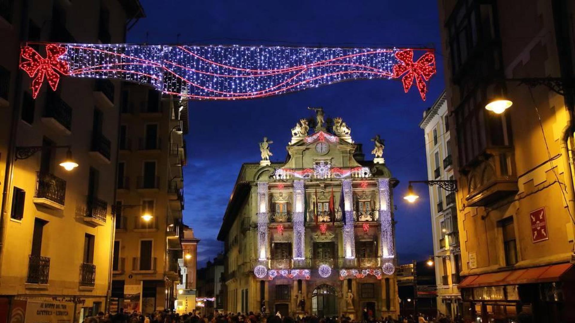 Pamplona estrenó el día de San Saturnino la nueva iluminación navideña con colores sanfermineros