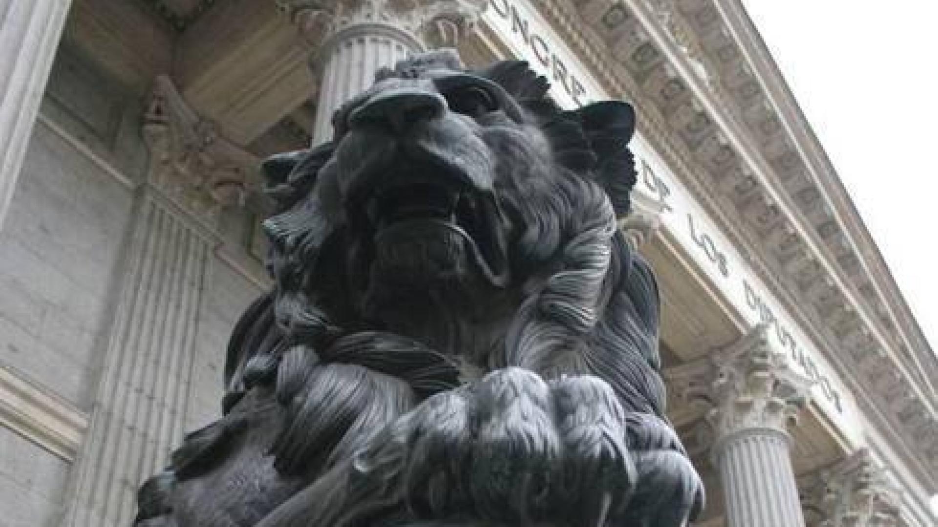 Vista de uno de los leones del Congreso de los Diputados.