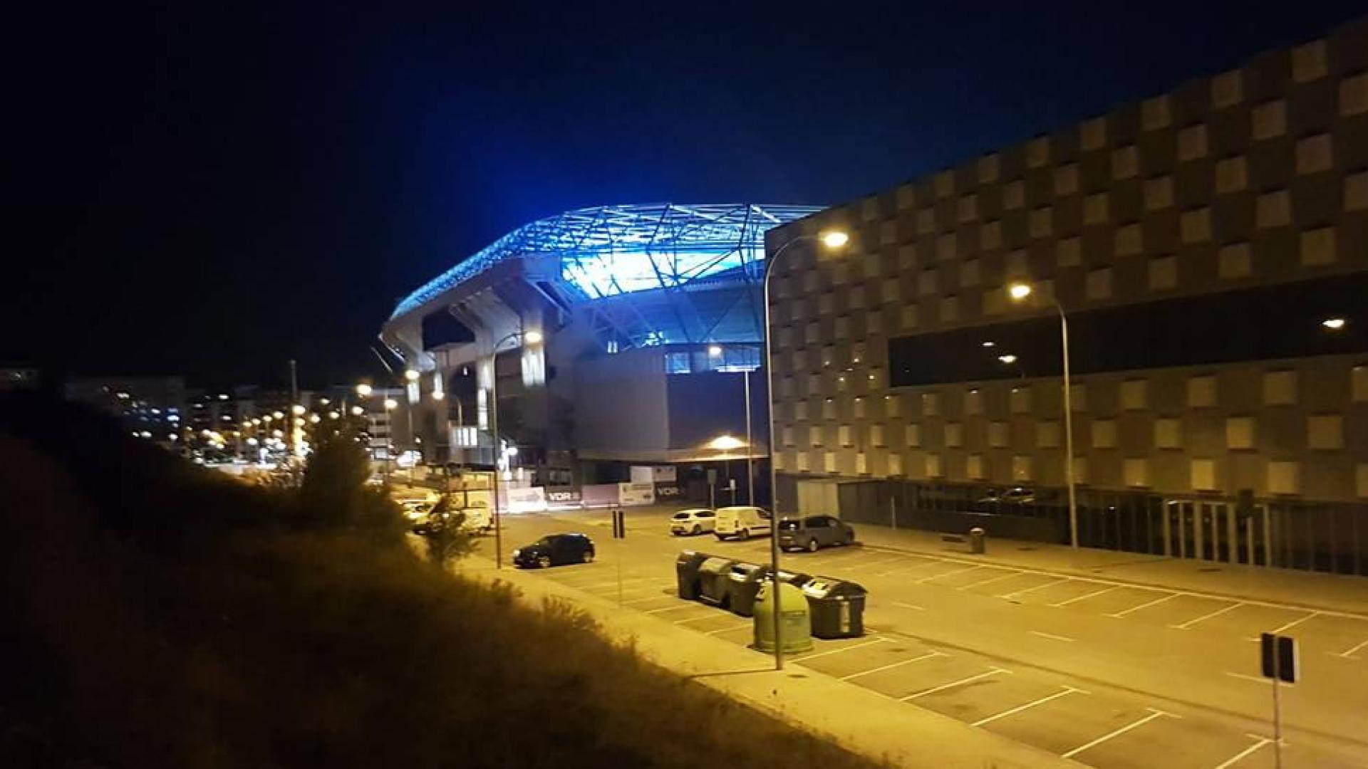 El estadio de El Sadar se iluminó en la noche de este lunes, 19 de octubre, probando las nuevas luces en la semana en la que el club celebra su Centenario.