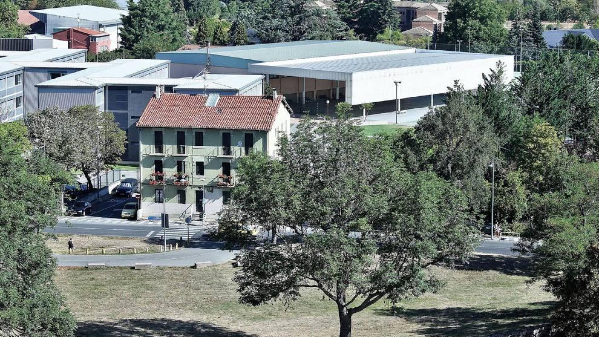Este agosto sin lluvias está haciendo mella en parques y jardines de Pamplona. Algunos presentan un tono amarillento y un aspecto árido.