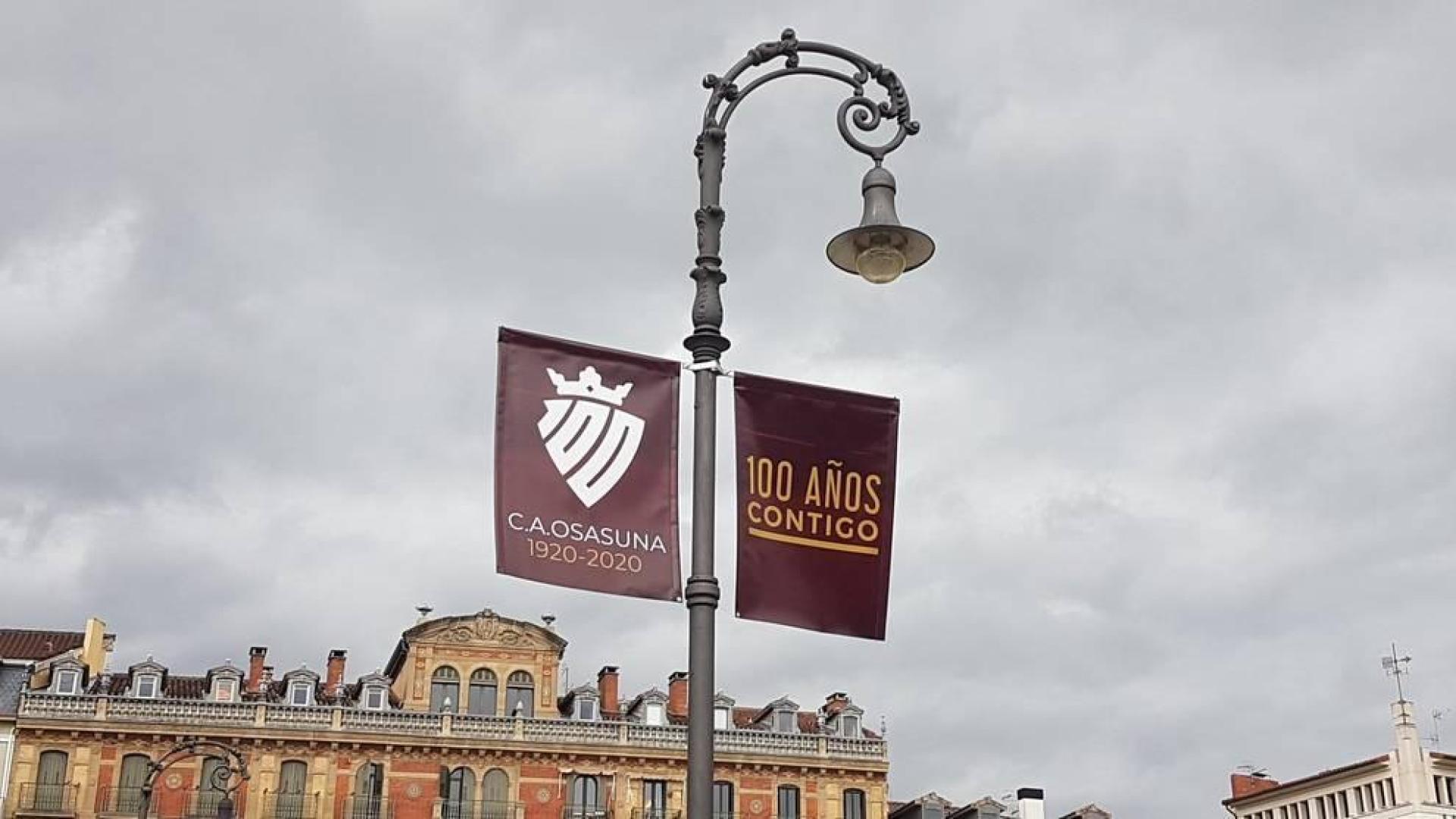 Pamplona amanece engalanada con banderolas de Osasuna