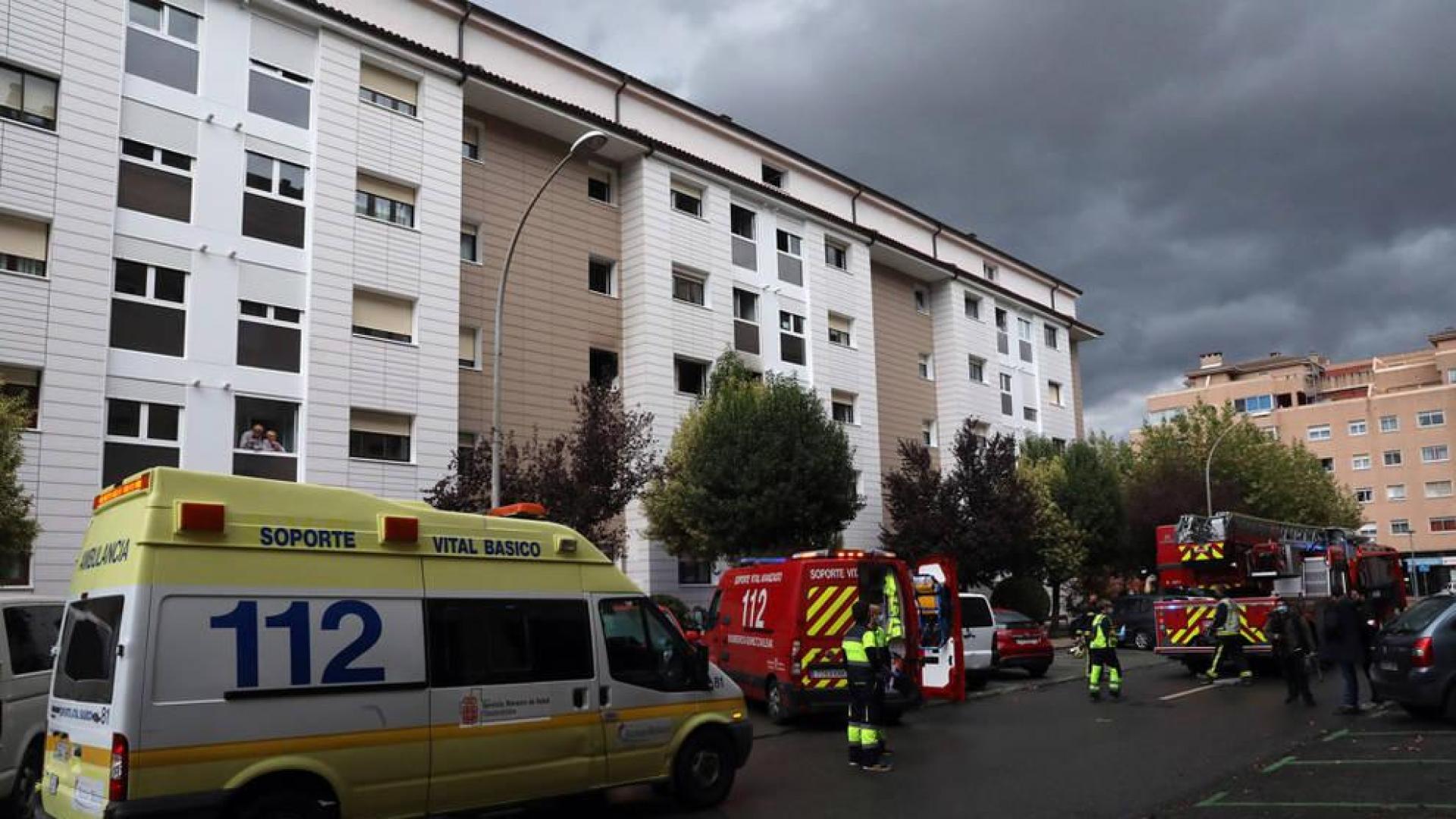Dos heridos leves y un edificio desalojado por un incendio en Barañáin