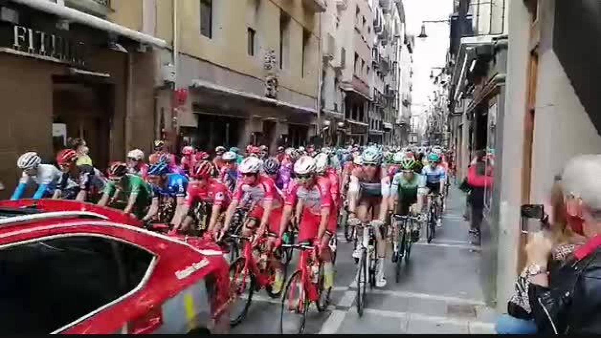 Vídeo: El pelotón de la Vuelta, en la Estafeta