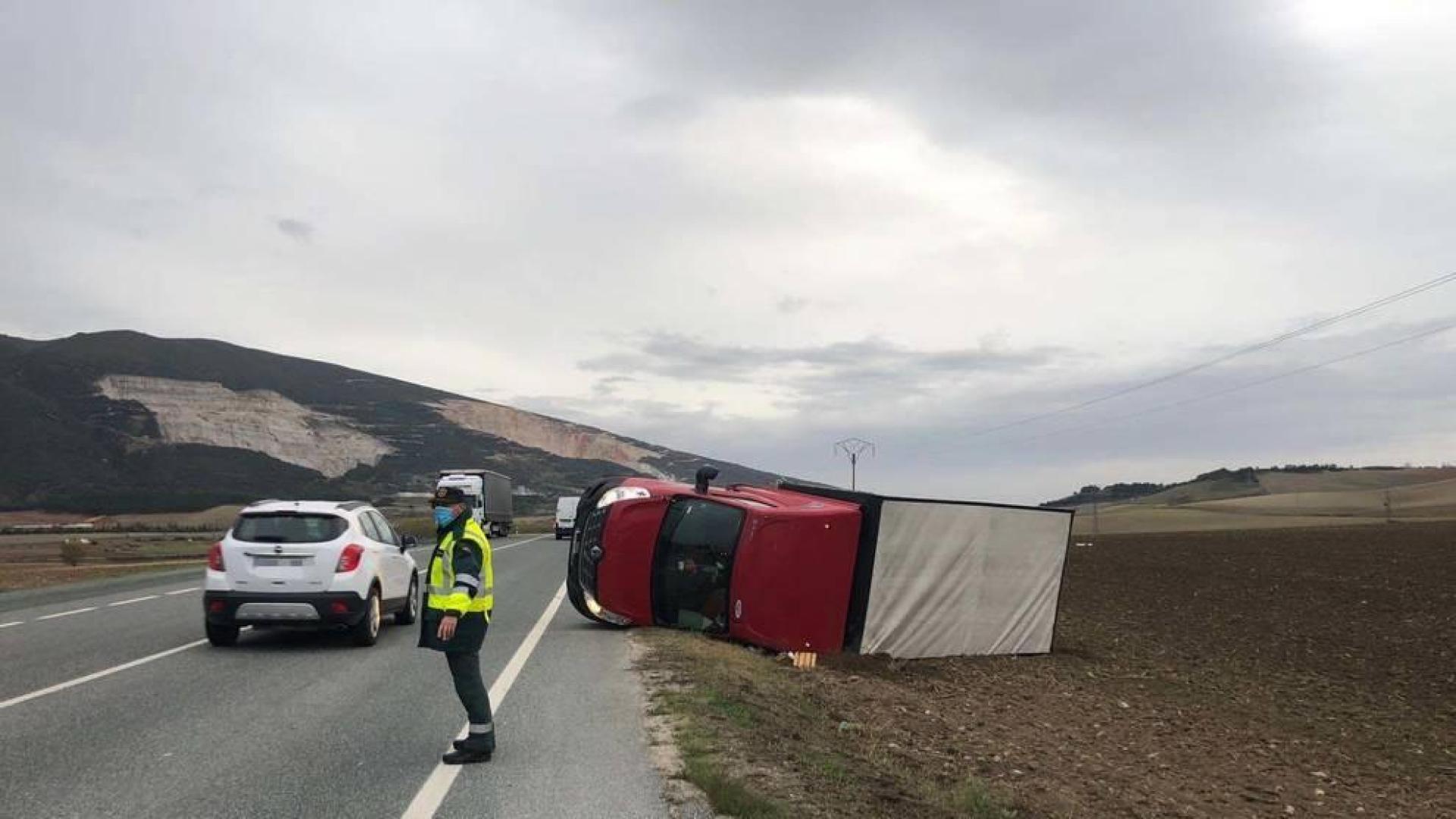 Dos camiones accidentados a la altura del Carrascal y de Tiebas