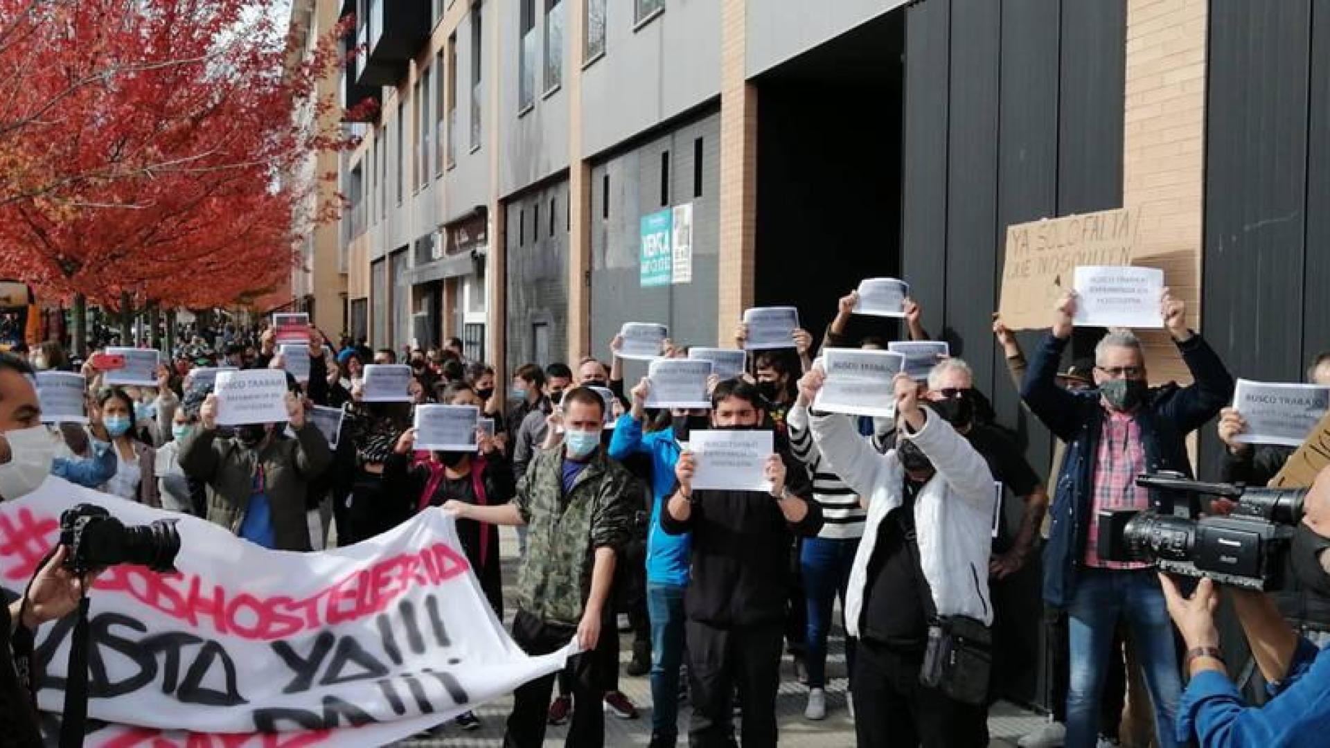 Hosteleros navarros protestan en la salida de la Vuelta a España