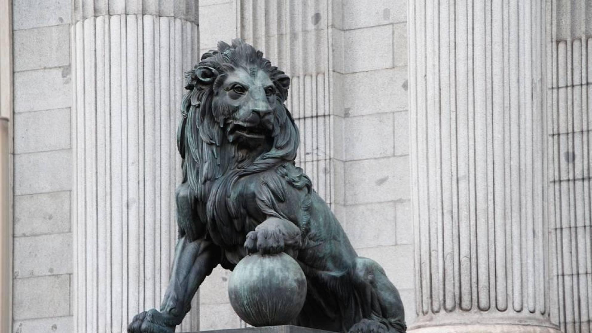 Imagen de uno de los leones que preside la fachada del Congreso de los Diputados de España