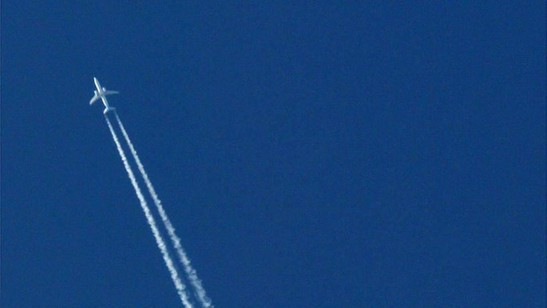 Estela de humo de un avión.