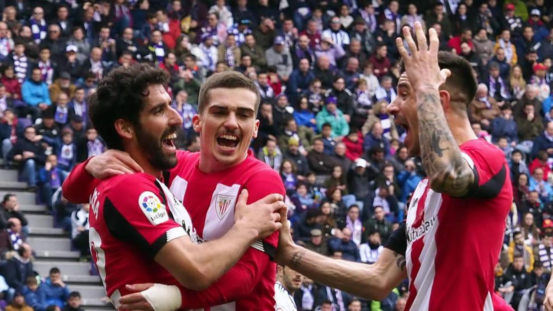 Raúl García, Córdoba y Yuri celebran el cuarto gol del Athletic.