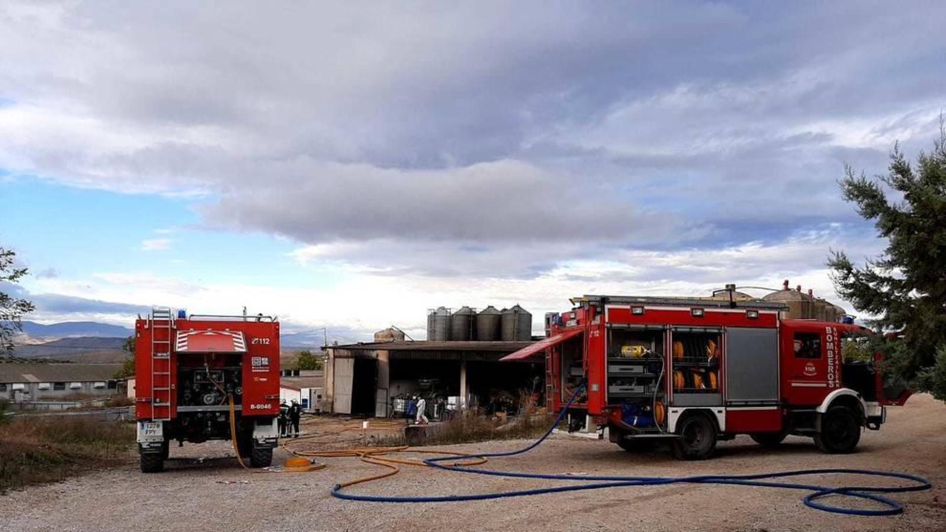 Un incendio sin heridos quema una nave de una granja de cerdos en Sesma