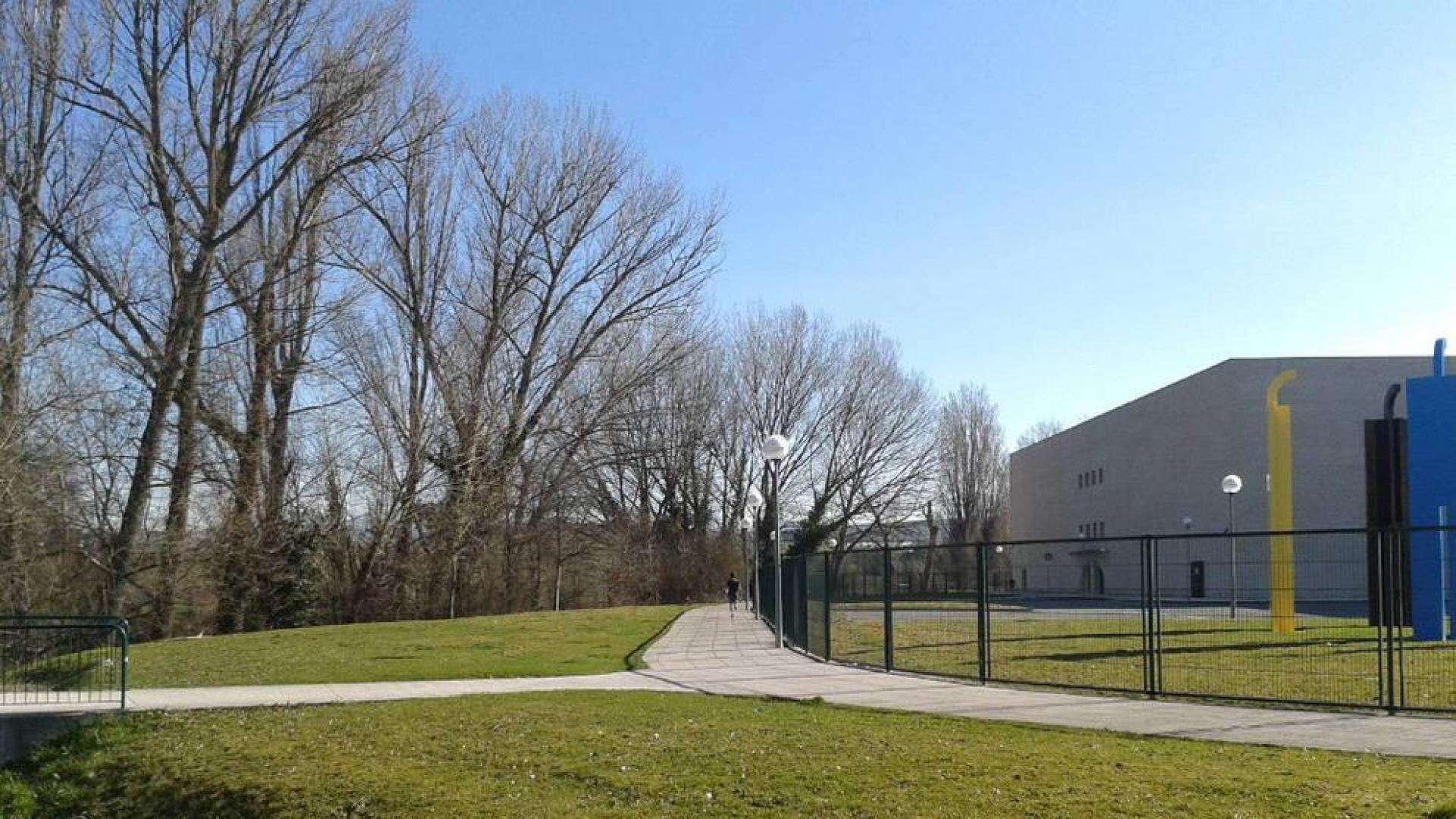Ausencia de señalización cerca del polideportivo de la UPNA.