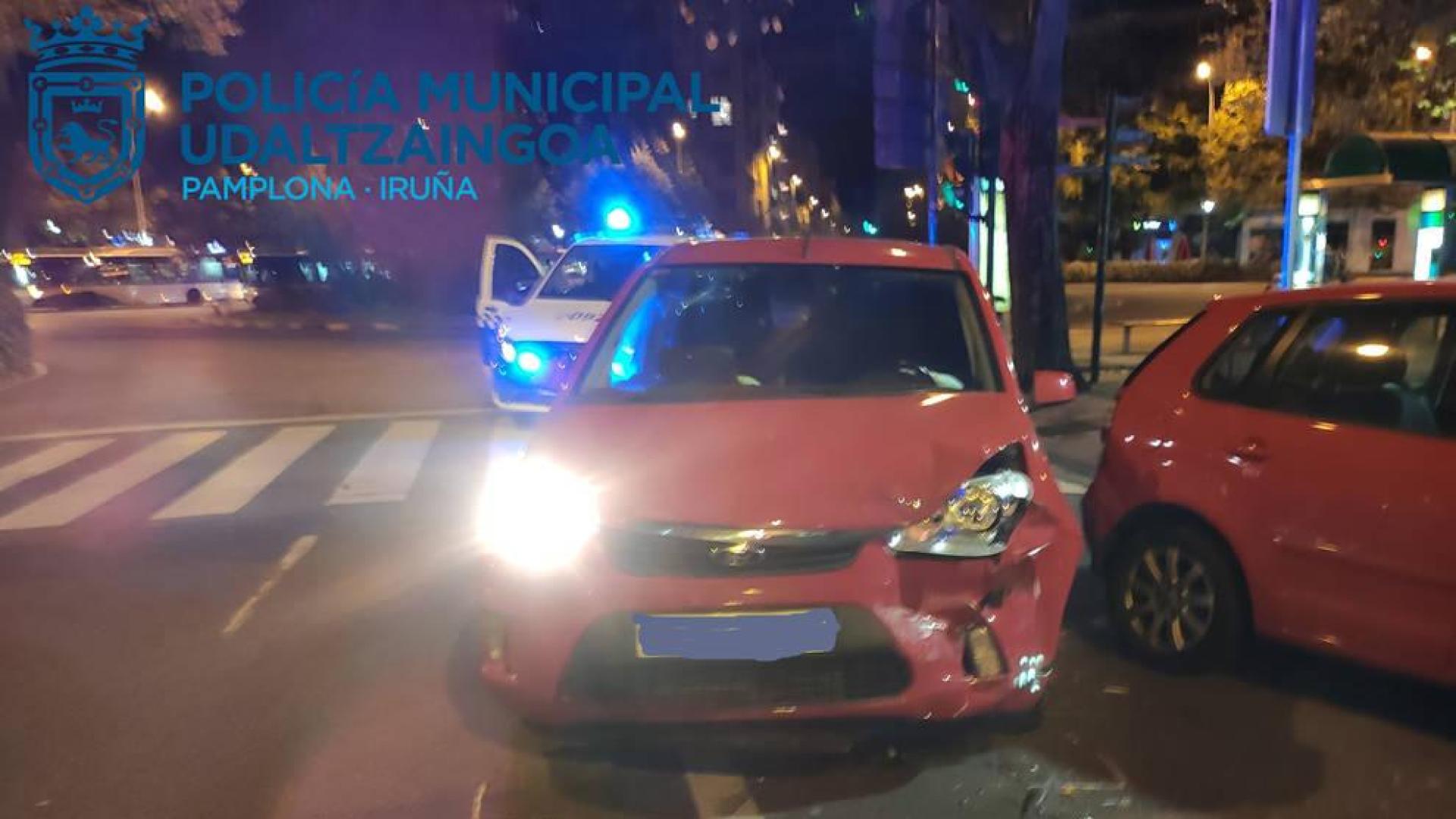Da positivo en alcohol tras chocar contra tres coches aparcados en Pamplona