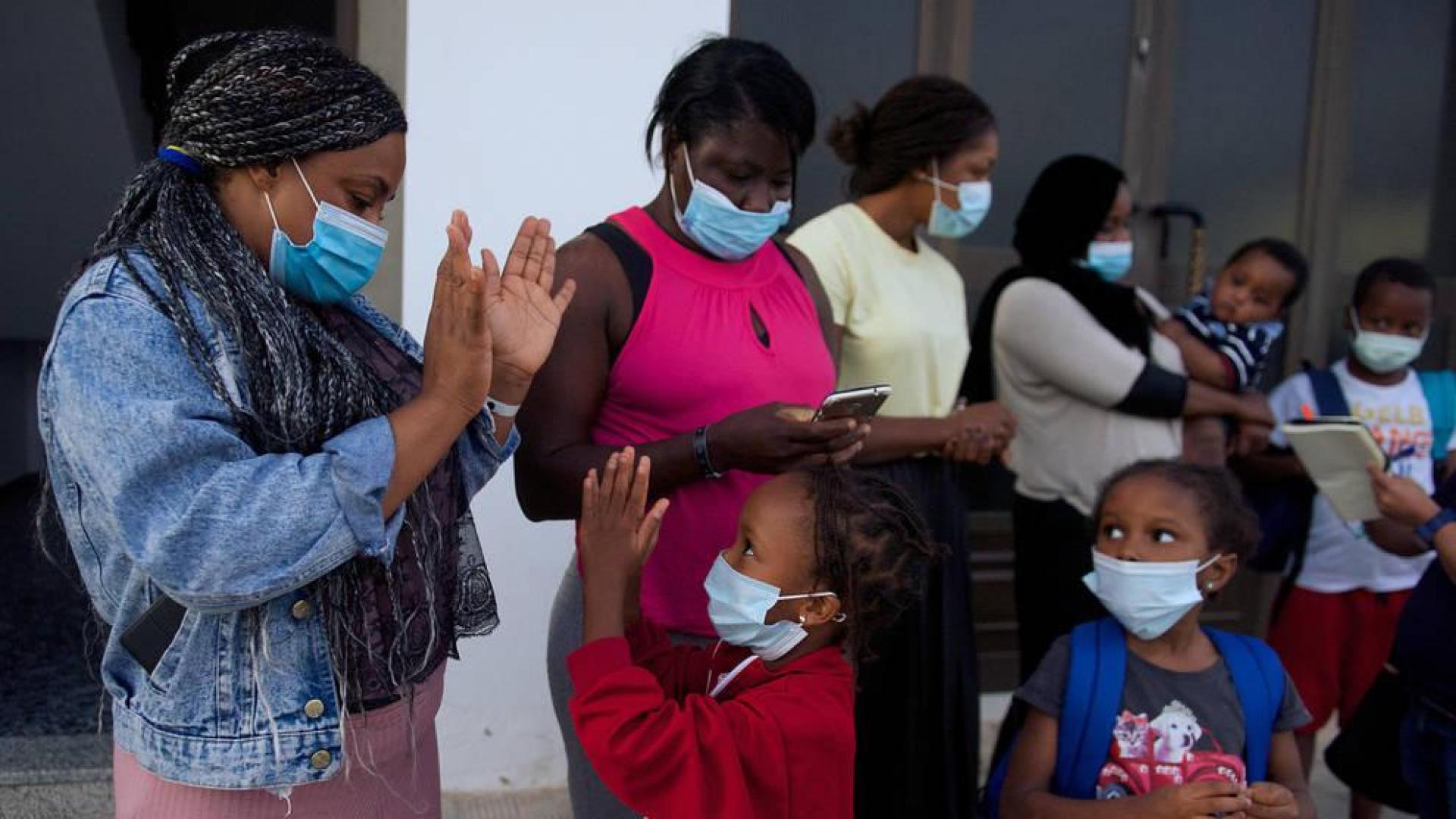 En la imagen, Marisa Cámara con su hija después de que le fuera devuelta este jueves.