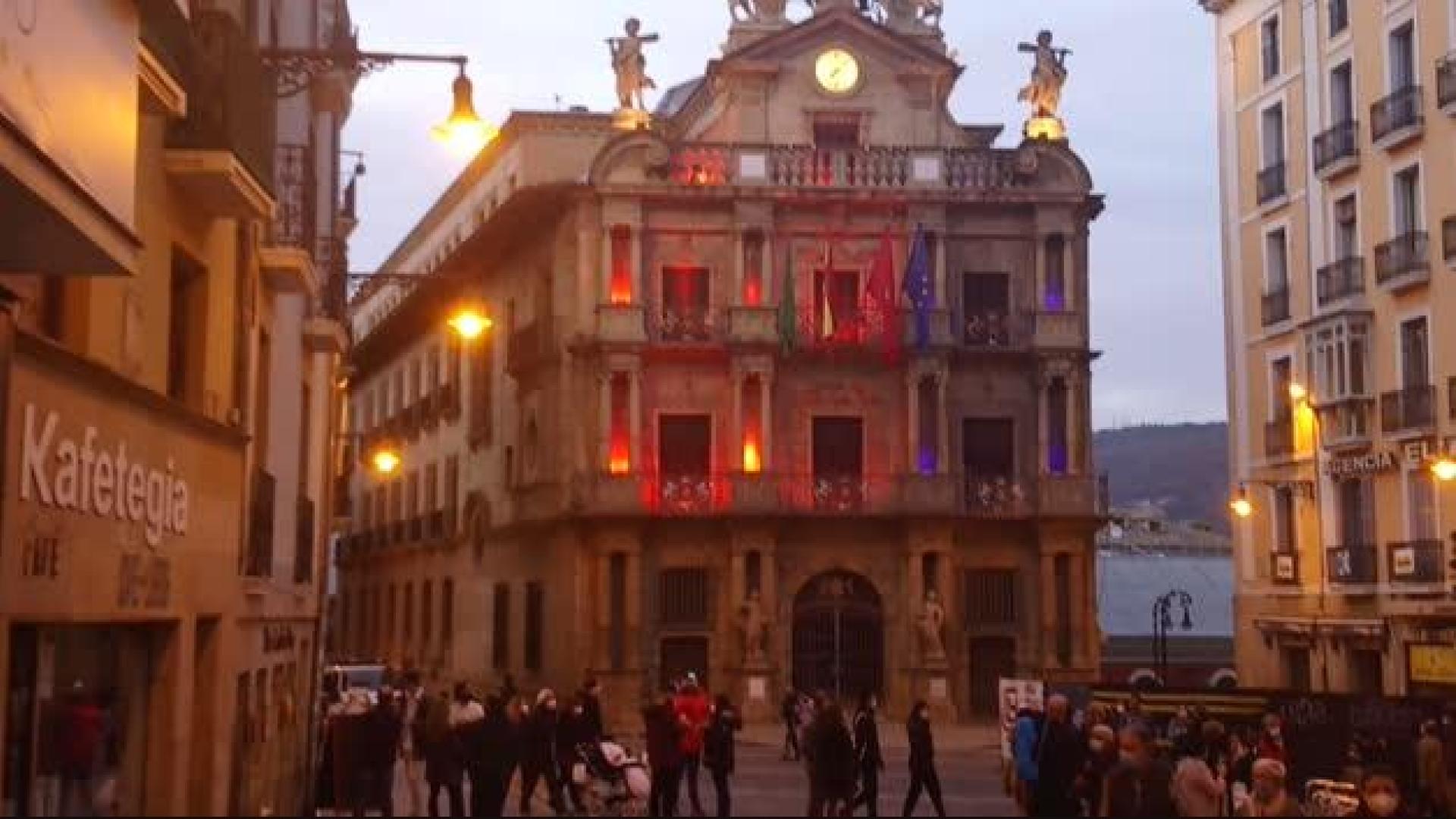 Vídeo del Ayuntamiento de Pamplona iluminado de rojo y azuil