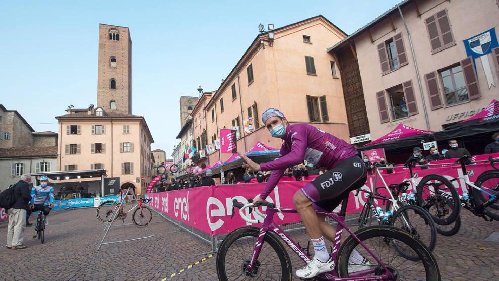 El australiano Hindley se enfunda la maglia rosa a una etapa del final