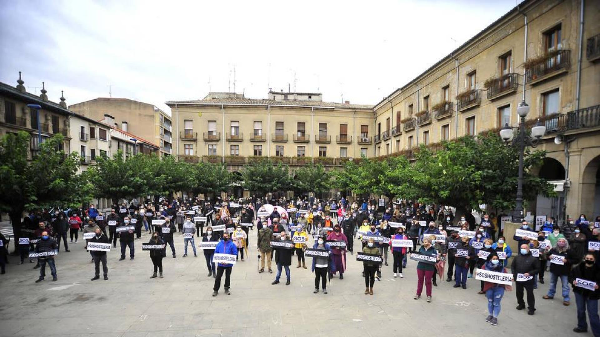 Más de 300 personas se concentran en Tafalla en apoyo de la hostelería