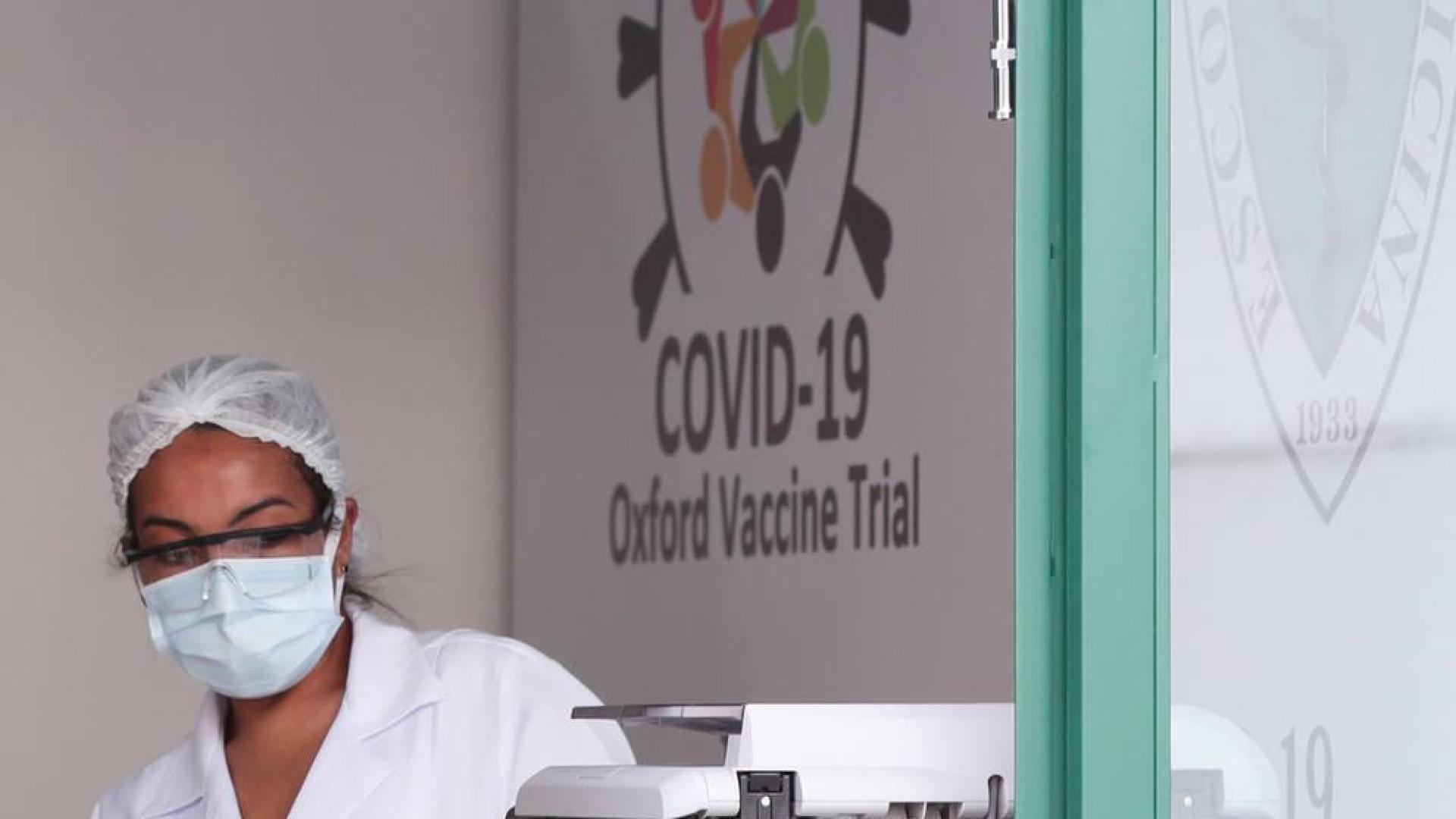 Una técnico en un laboratorio de la universidad de Sao Paulo, donde se están haciendo ensayos de la vacuna de Oxford.