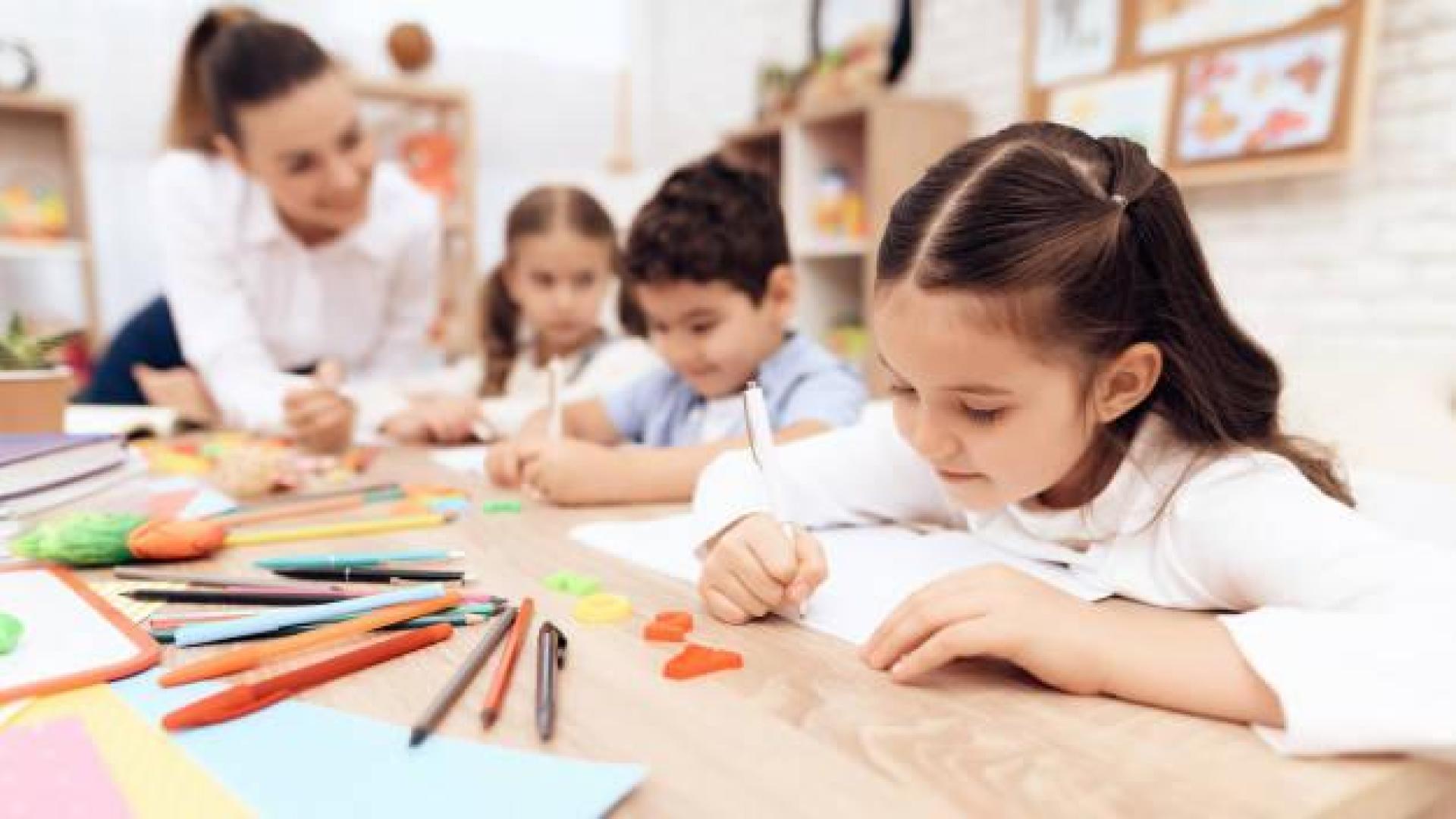 Imagen de varios niños y niñas en una clase de Infantil
