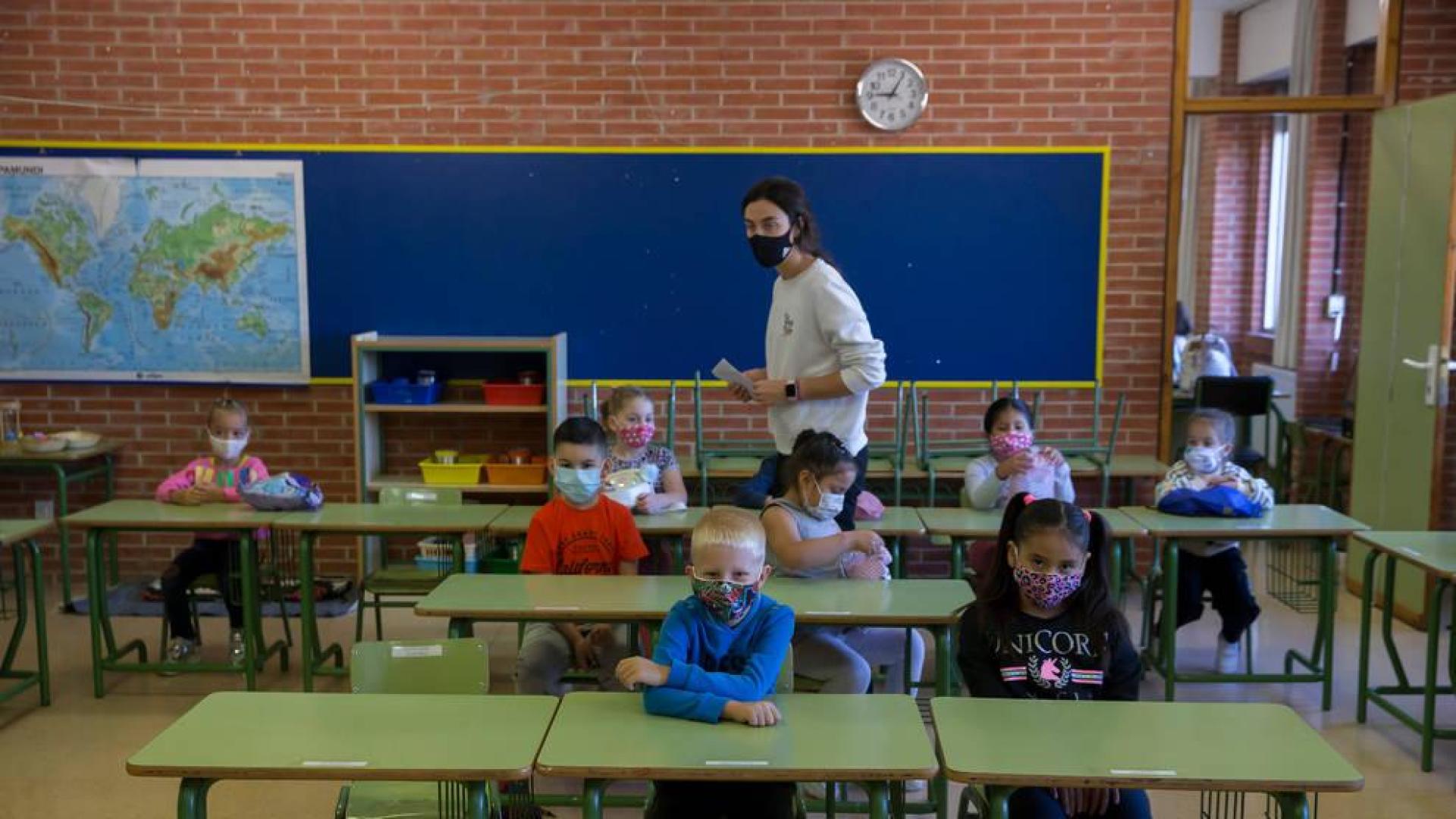 Alumnos de 1ºB de Primaria del Colegio Público Azpilagaña el lunes en su primer día de clase. La mascarilla es obligatoria en todo momento.