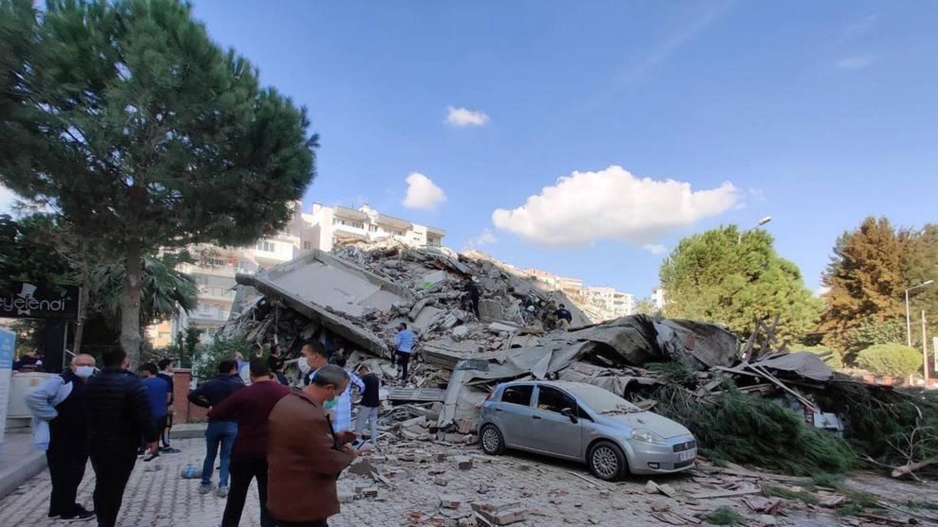 Un fuerte terremoto sacude Grecia y Turquía y provoca el derrumbe de varios edificios