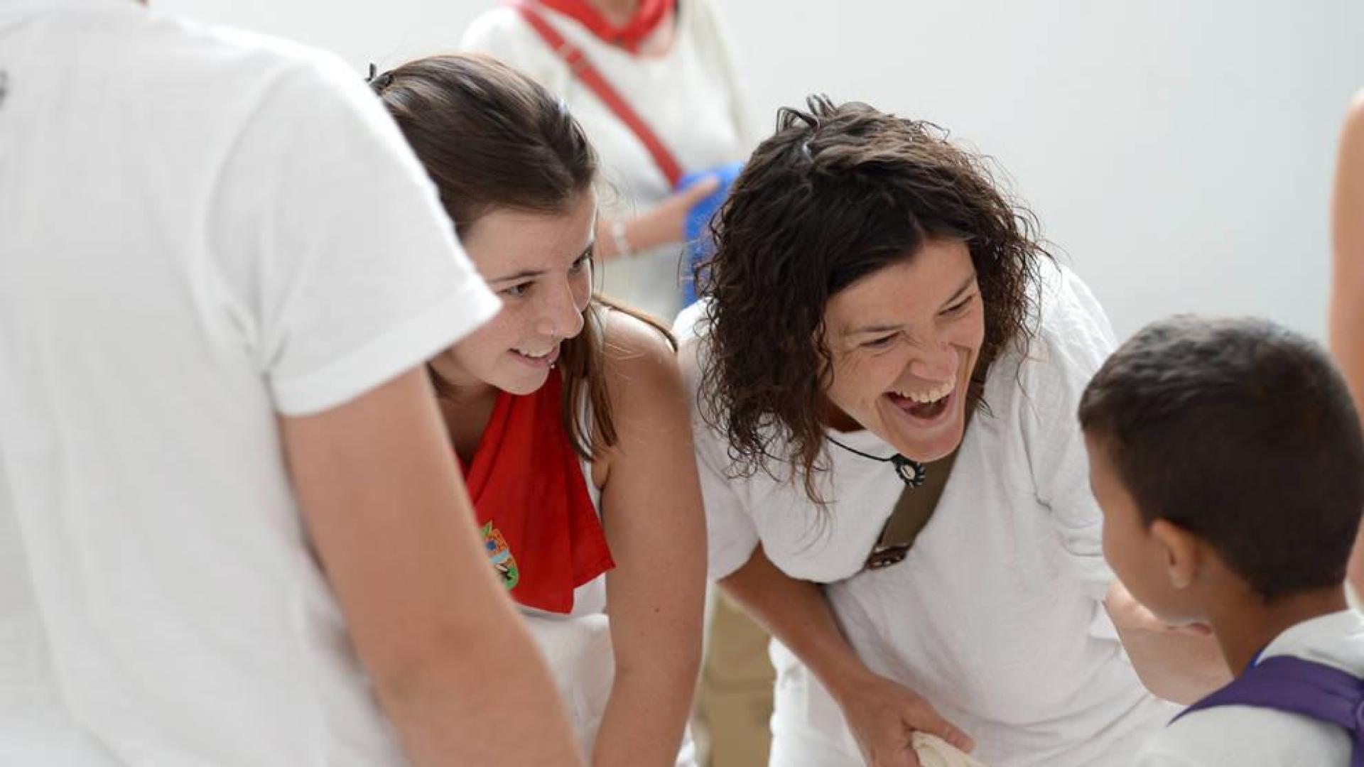 Una familia de acogida le da la bienvenida a un niño saharaui en Berriozar.