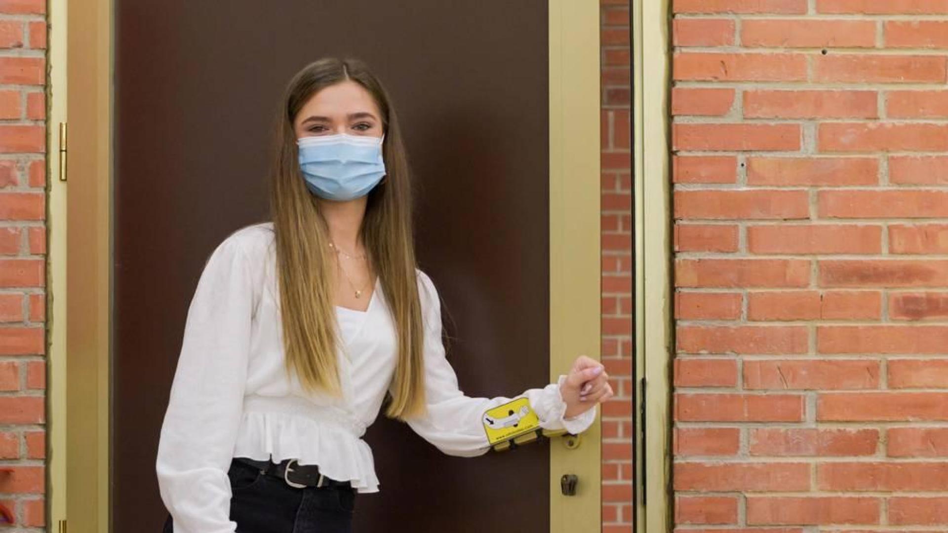 Una alumna de Diseño colabora en un sistema para abrir puertas sin tocar la manilla