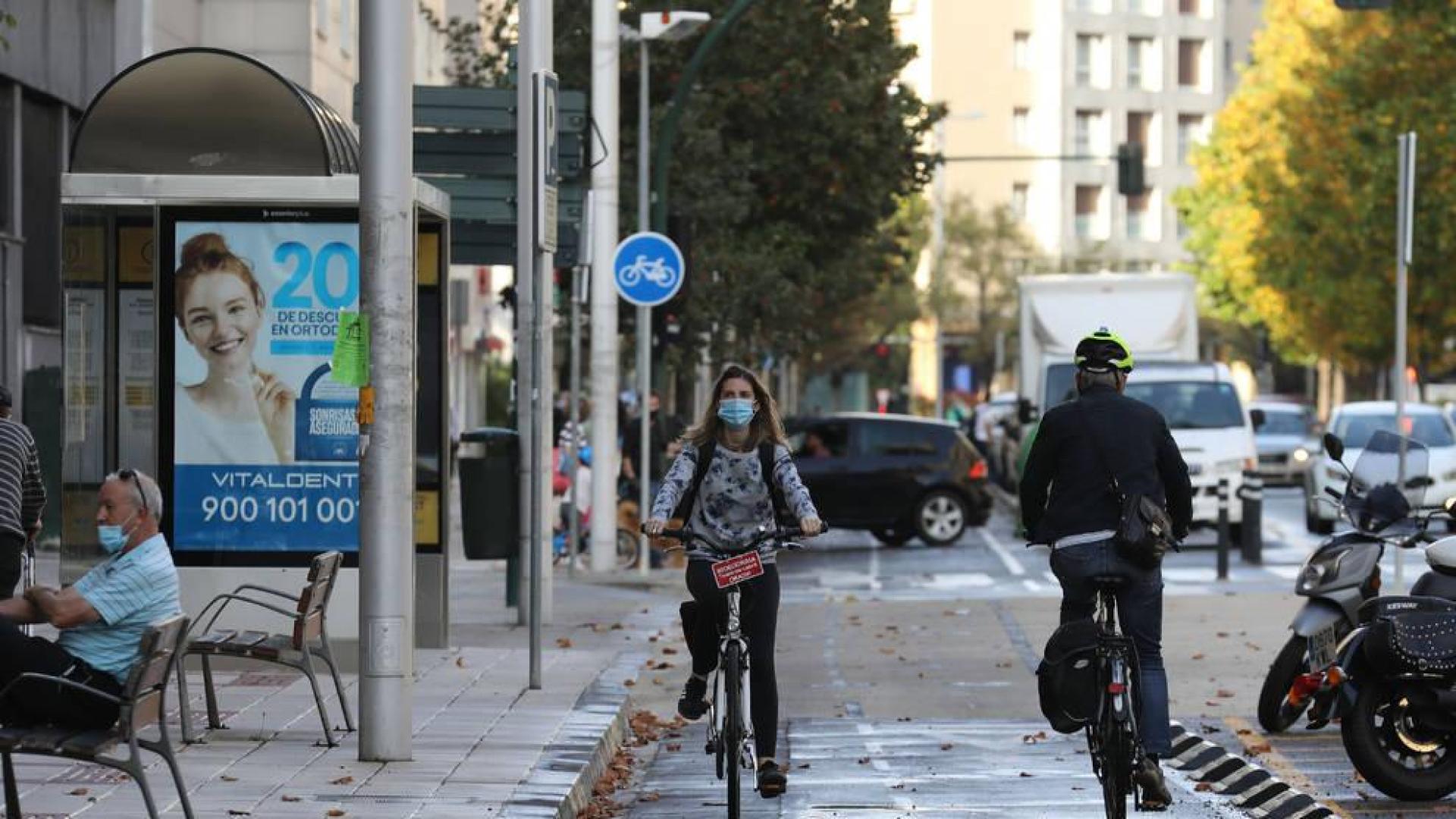 Dos ciclistas transitan por el nuevo carril bici en la avenida de Bayona.