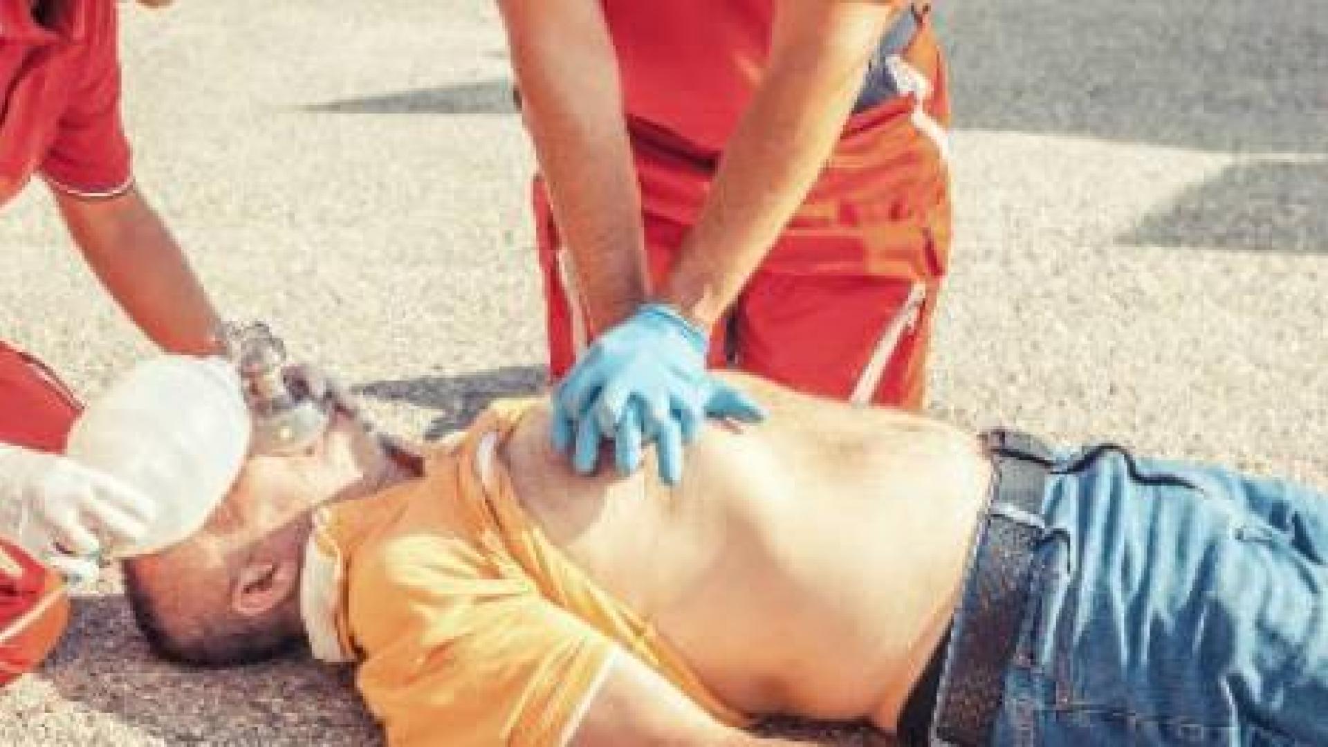 Una mujer salva a un hombre en parada cardiorespiratoria en una tienda en Pamplona