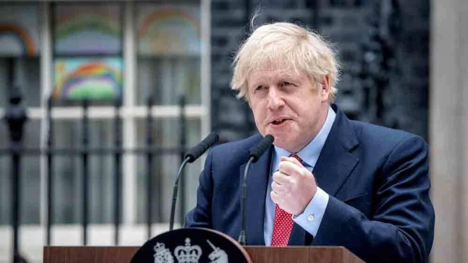 Johnson dice que aún no es el momento de suavizar el confinamiento