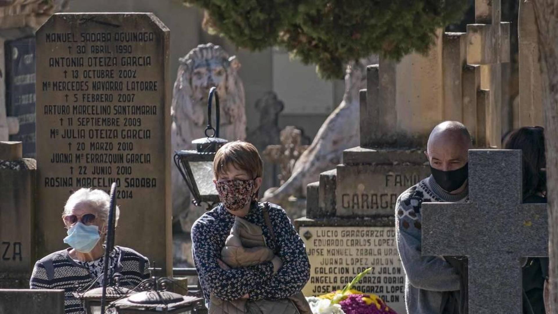 El cementerio de Estella registró durante el día de Todos los Santos un goteo de visitas muy alejado de la imagen de años anteriores