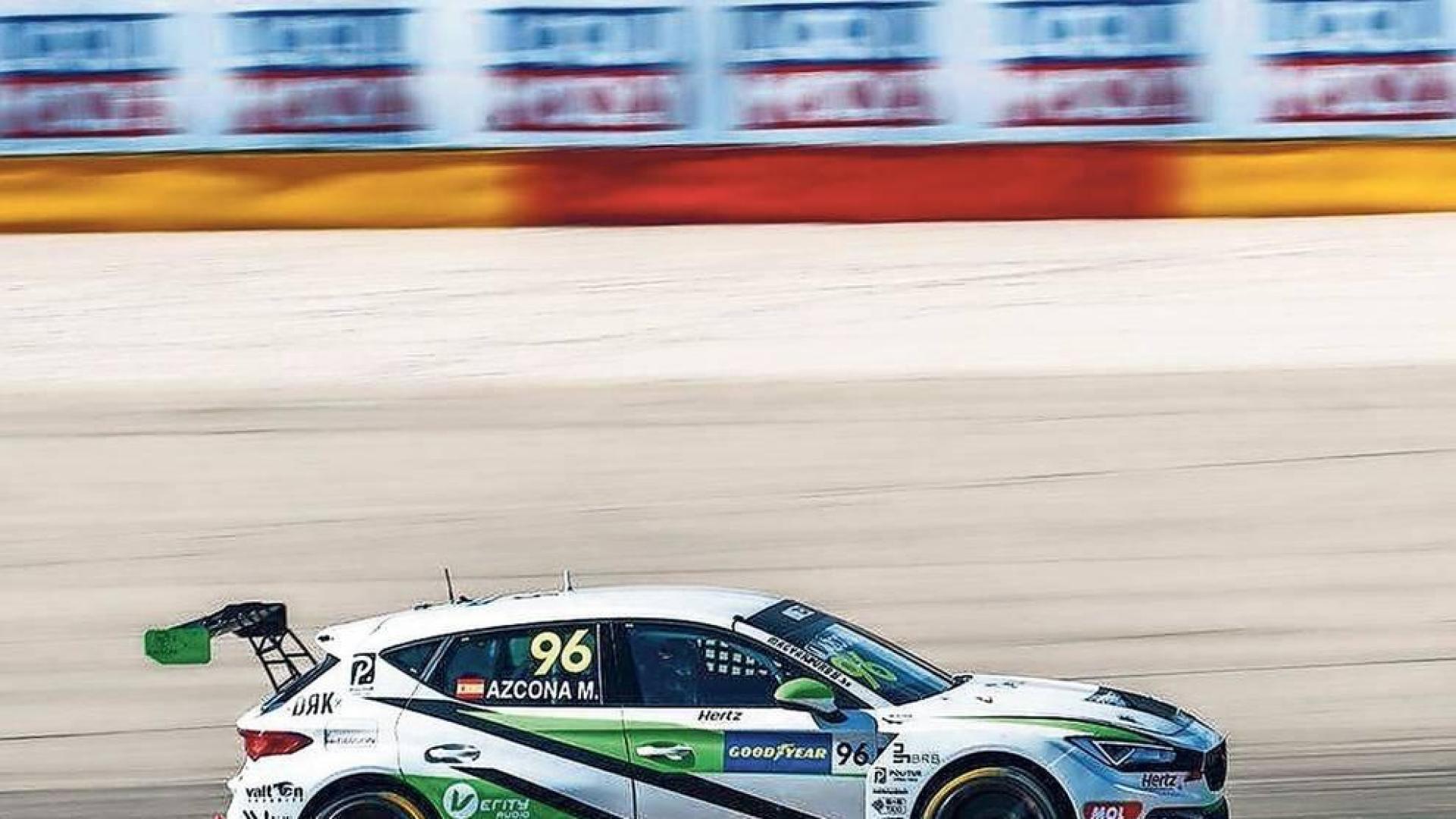 Mikel Azcona estrena al Cupra León en MotorLand