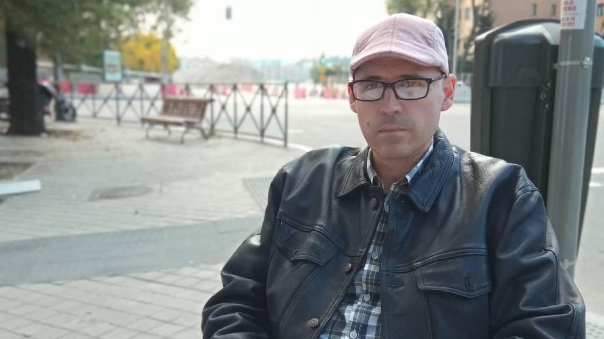 Sergio Amadoz, con su libro en Madrid. Al fondo de la foto estaba el Calderón, escenario de la final de Copa.