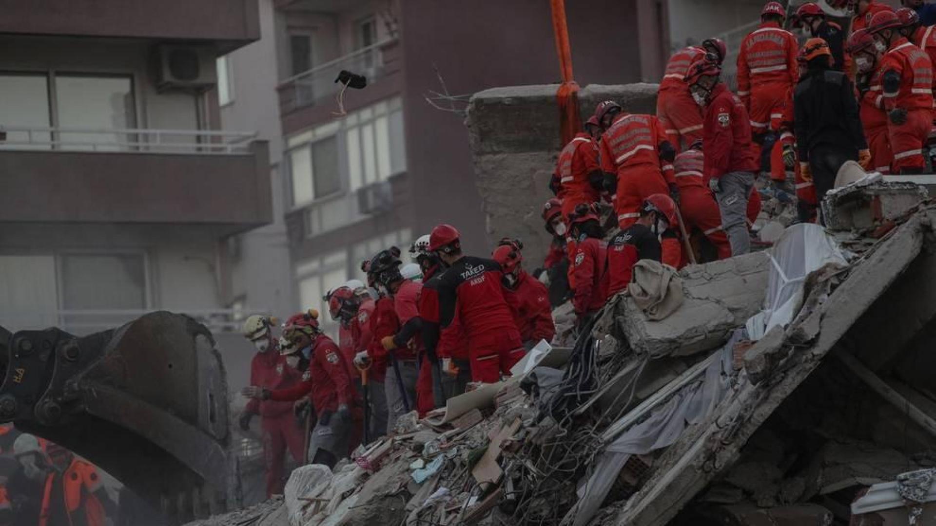 Rescatan a dos menores en Esmirna tras 65 horas bajo escombros del terremoto