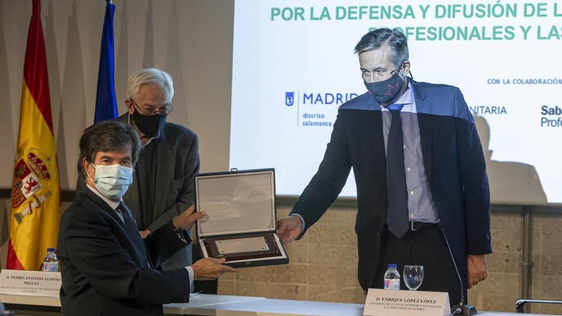 Javier Urra recibe el Premio UICM como reconocimiento a su trayectoria profesional