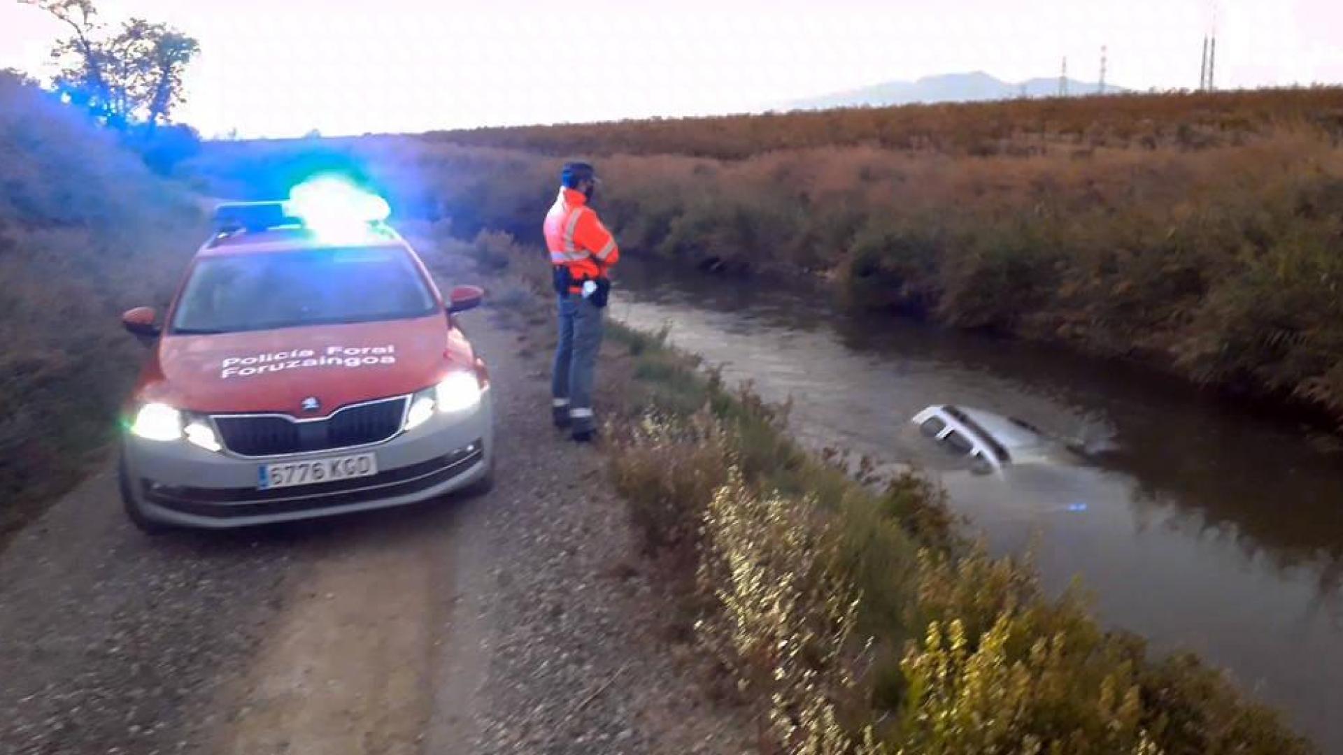 Un coche cae al canal de Lodosa tras chocar contra otro en Murchante