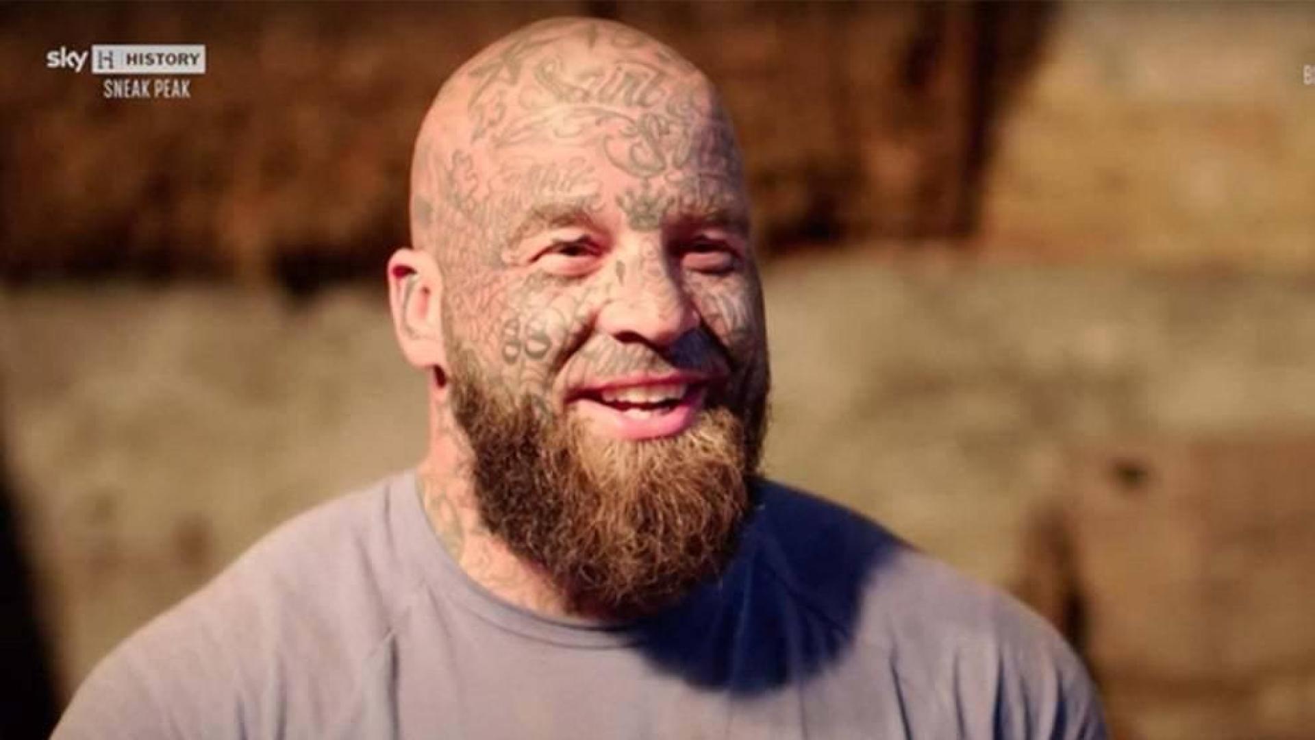 Fotografía Darren Lumsden, concursante con tatuajes nazis.