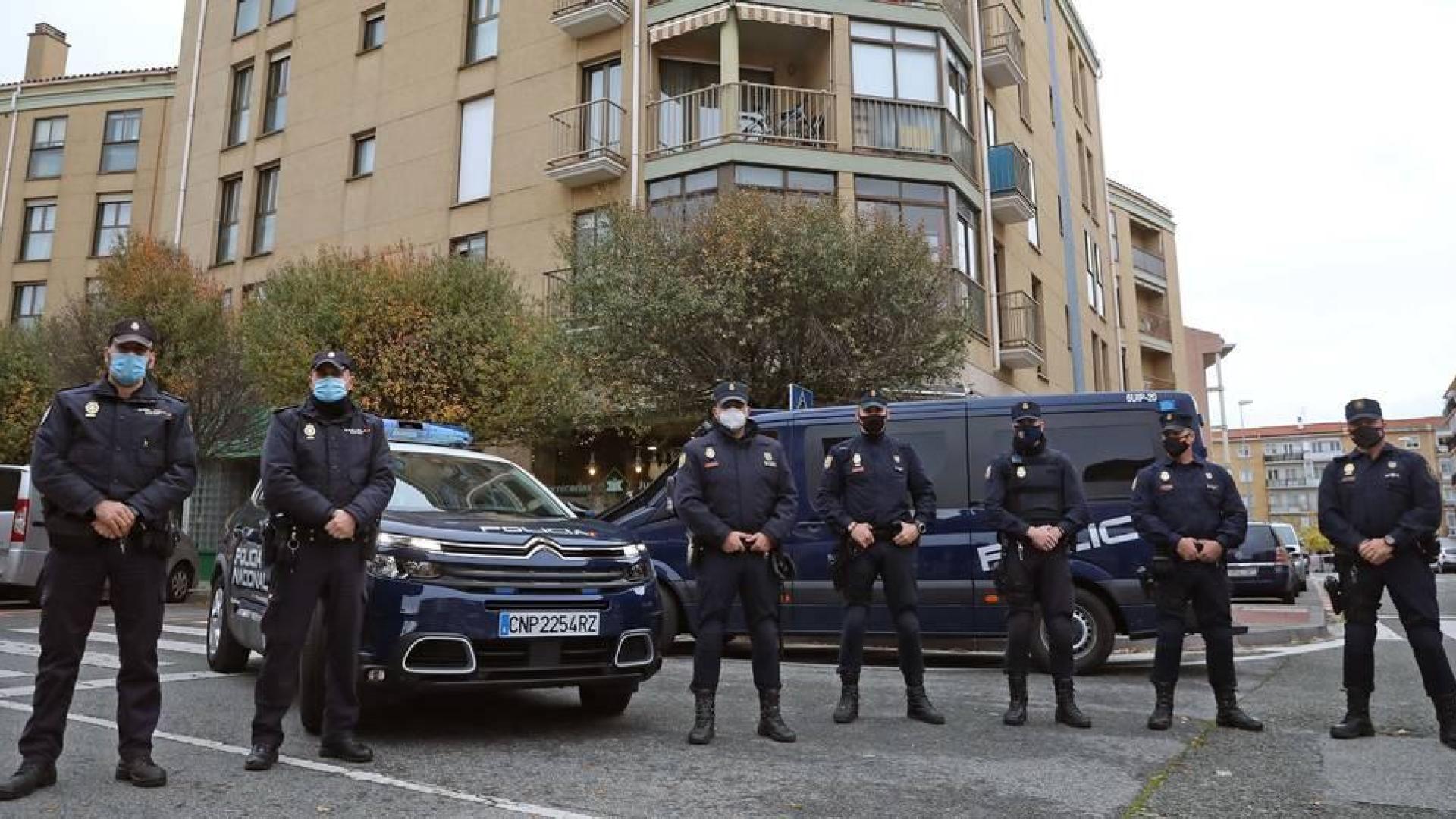 Cuatro policías intoxicados leves tras sacar a tres inquilinos de un piso incendiado en Pamplona