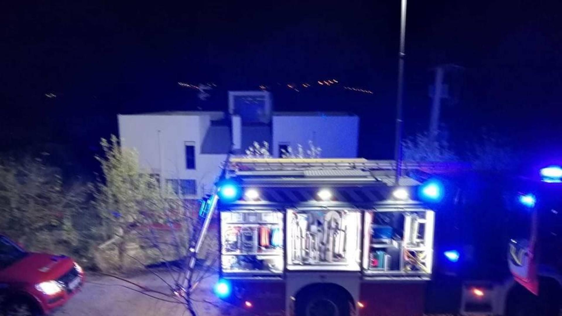 Los bomberos, en el exterior de la vivienda afectada en Miranda de Arga.