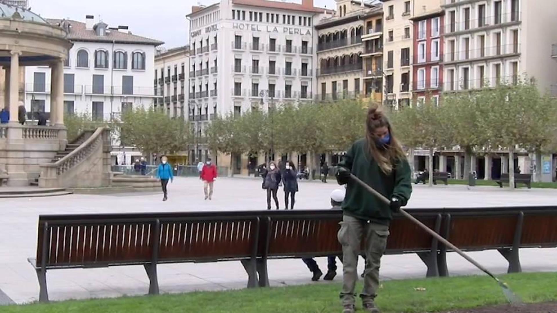 Pamplona comienza a plantar los bulbos y plantas de parterres y praderas