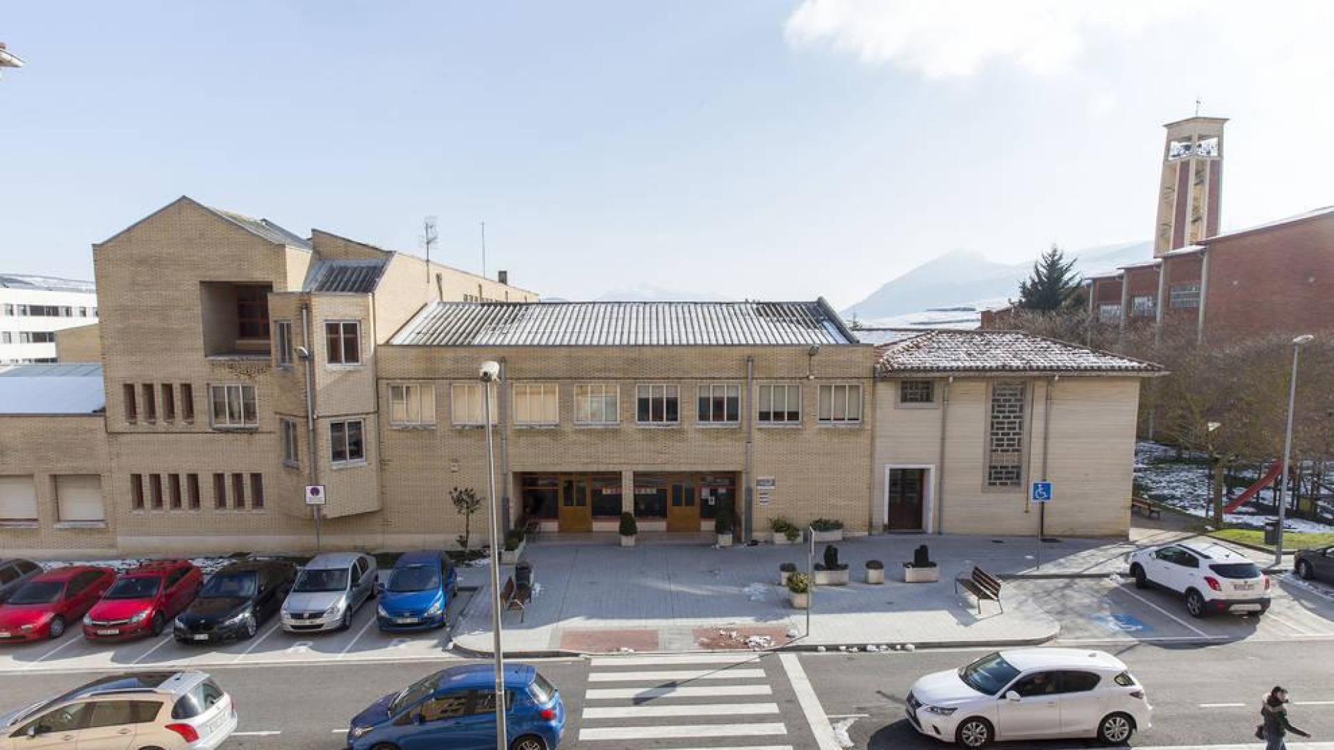 Colegio, padres y consistorio se unen en Beriáin para defender el colegio
