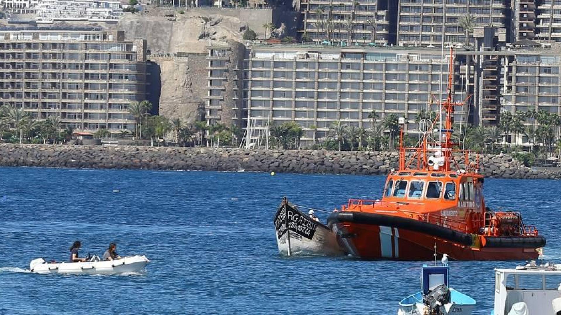 Llegada de una patera al puerto de Arguineguín, en Gran Canaria.
