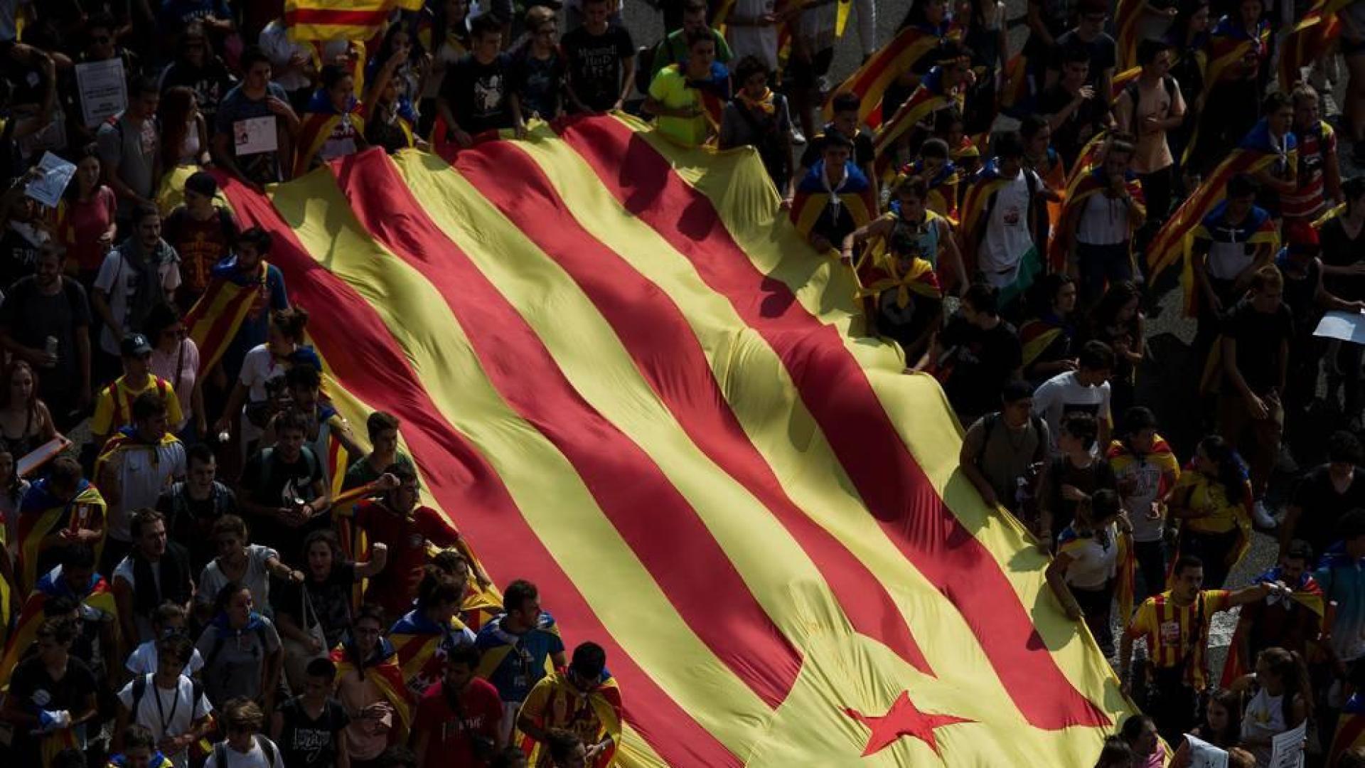 Miles de estudiantes se manifiestan en Cataluña a favor del referéndum