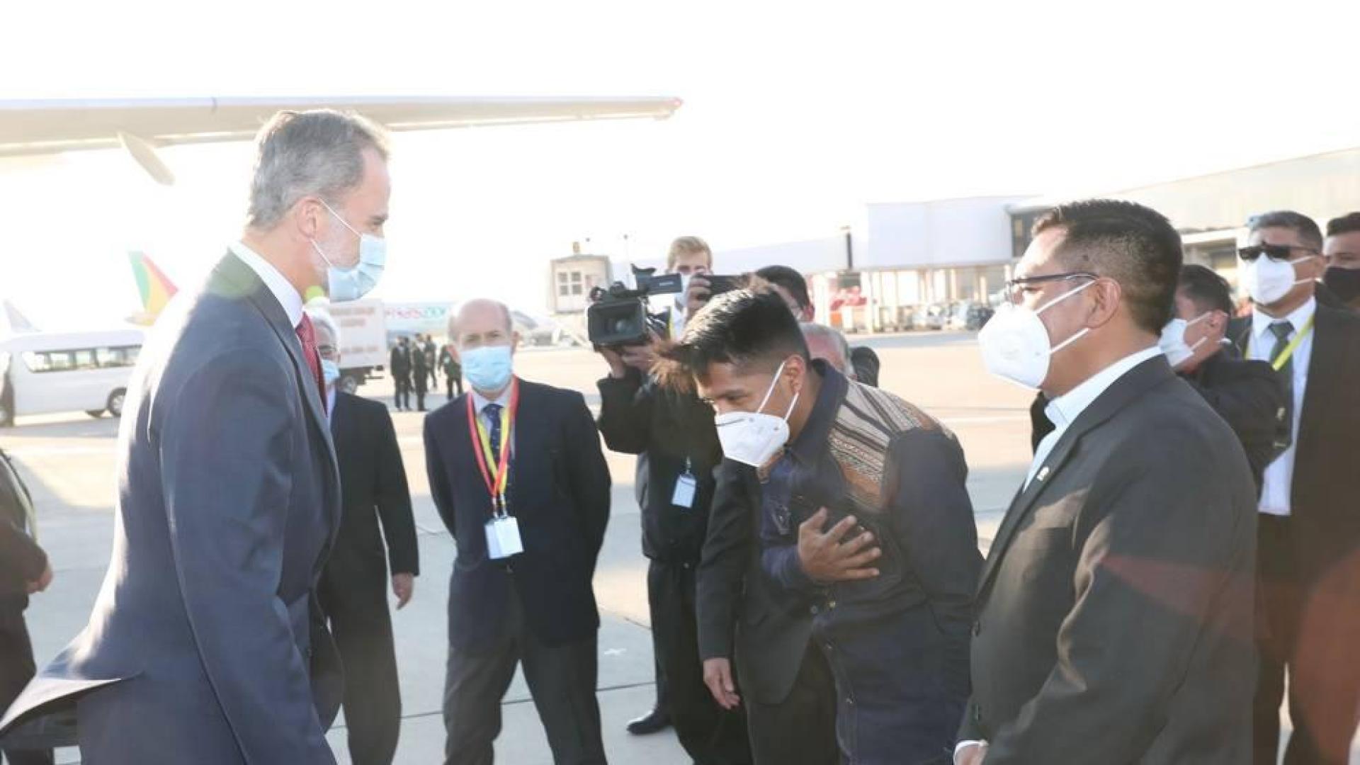 El presidente de la Cámara de los Diputados de Bolivia, Andrónico Rodríguez, se inclina ante el Rey Felipe VI en el aeropuerto de La Paz.