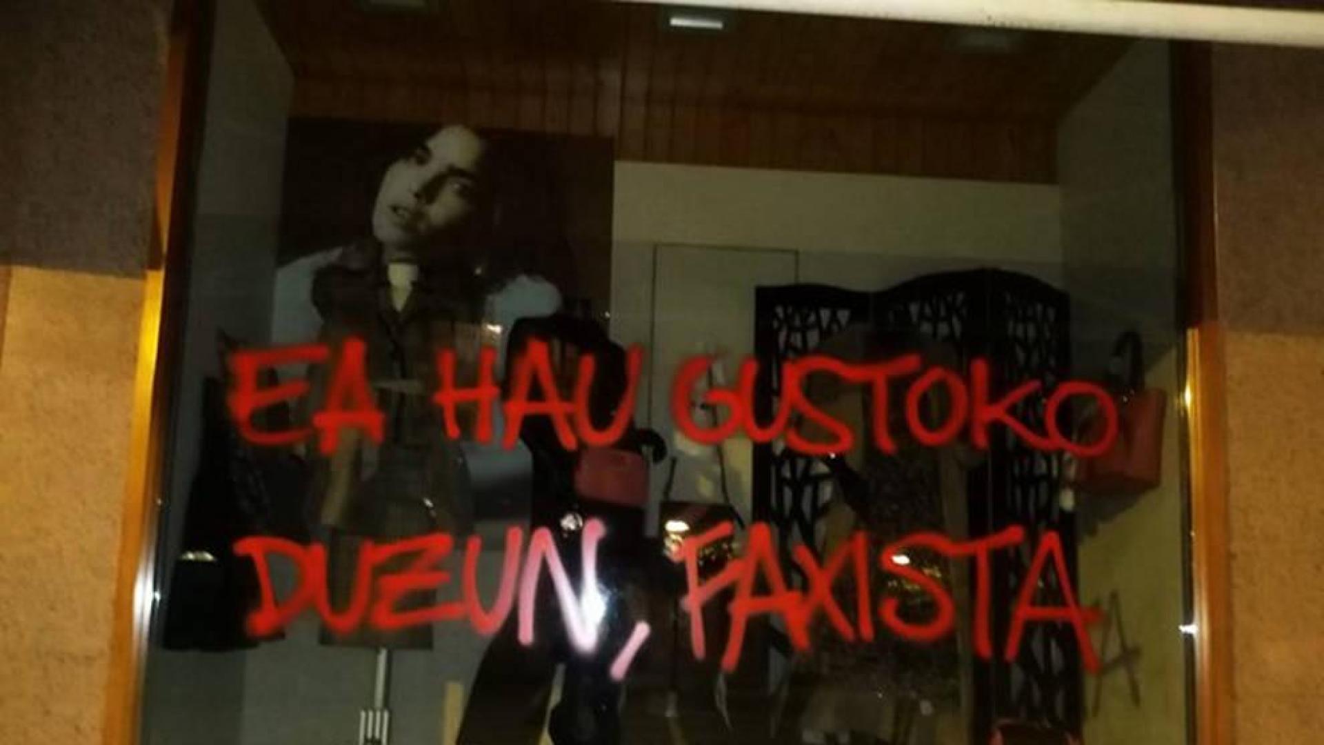 Atacan de madrugada la tienda de ropa de la familia de Abascal en Amurrio