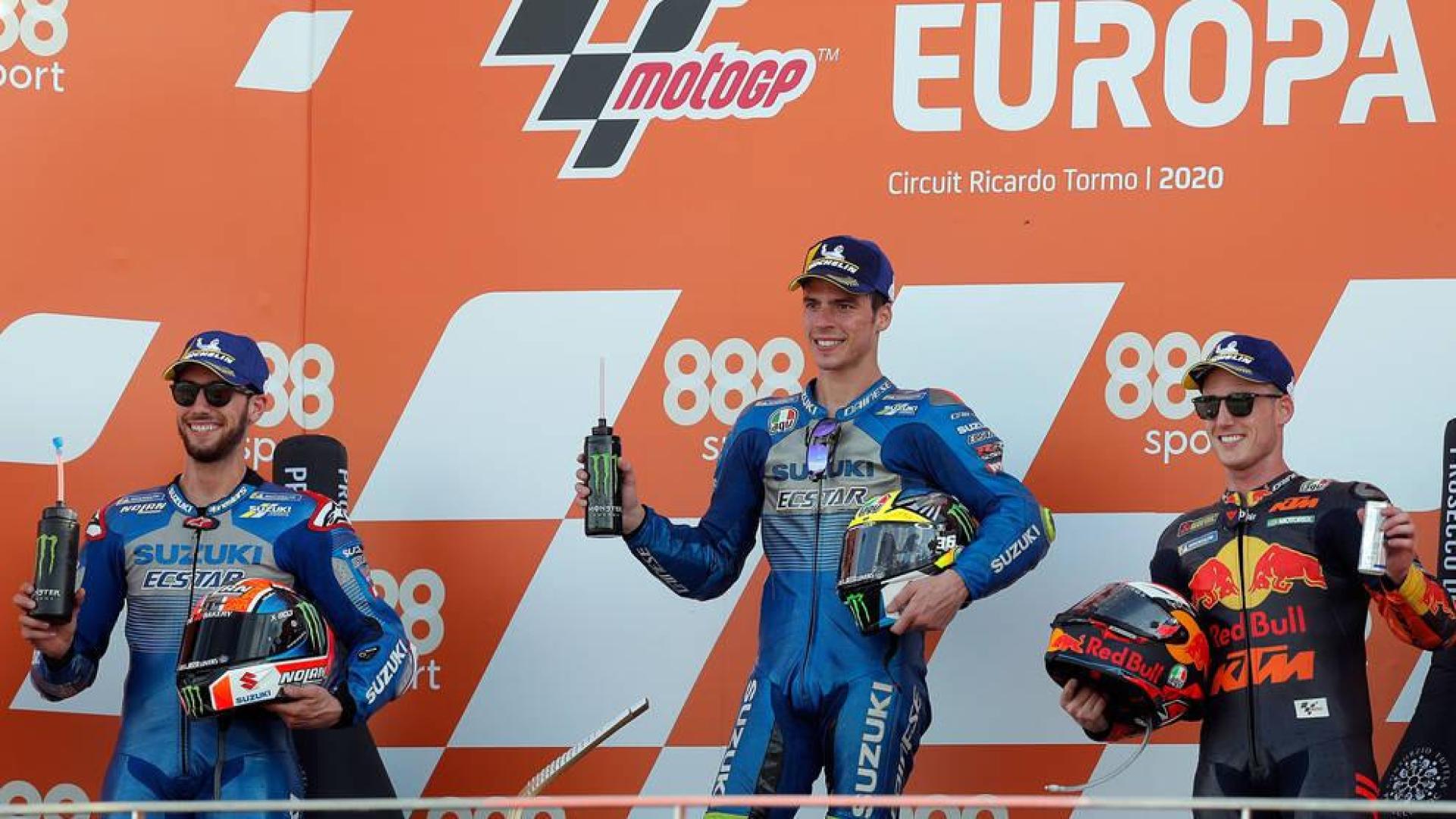 Joan Mir, -centro- (Suzuki GSX RR), Alex Rins, -izquierda- (Suzuki GSX RR) y Pol Espargaró -derecha- (KTM RC 16), en el podio.