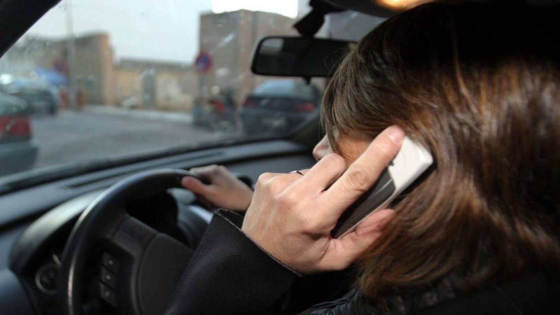 Un estudio señala que el uso del móvil al volante causa 390 muertos al año en España
